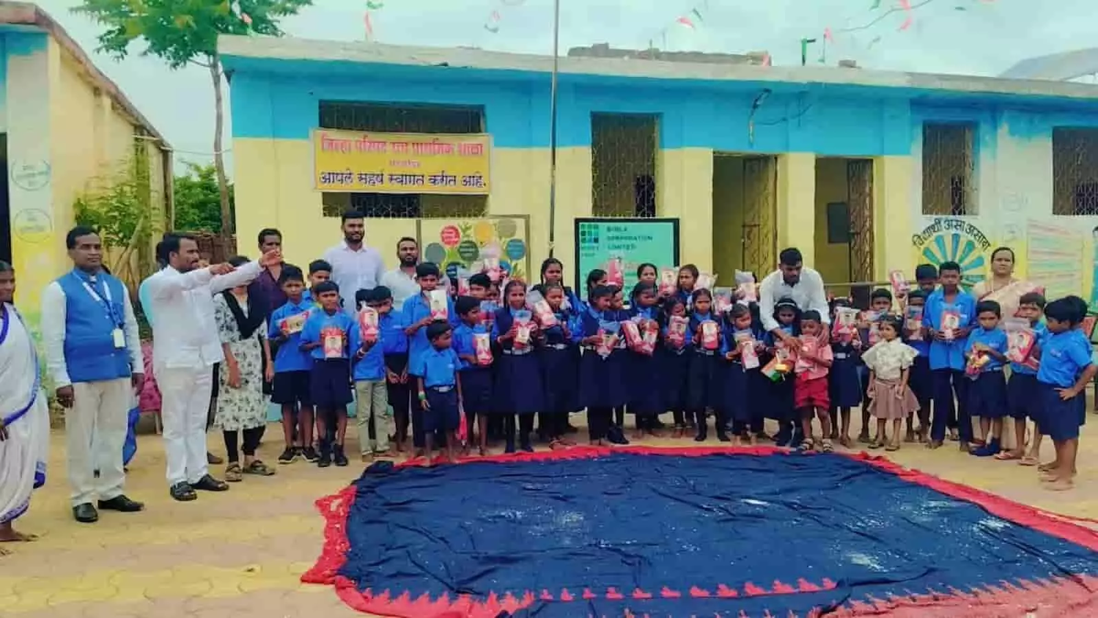 विद्यार्थी टिफिन बॉक्स हाथों में लिए परसोडा स्कूल परिसर में खड़े दिखाई दे रहे हैं विद्यार्थी टिफिन बॉक्स हाथों में लिए परसोडा स्कूल परिसर में खड़े दिखाई दे रहे हैं