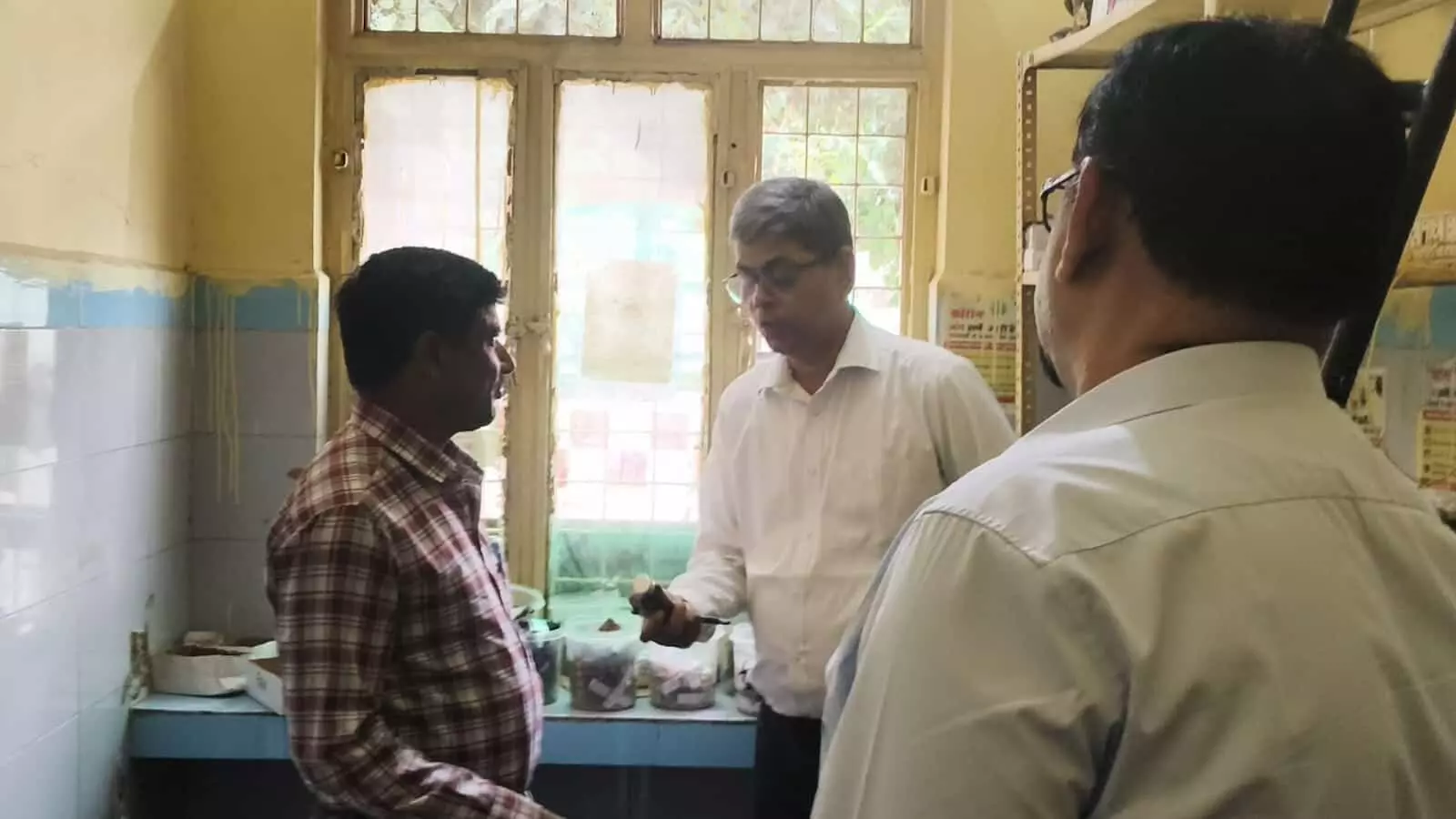 तस्वीर में तीन लोग दवा कक्ष में दवाइयों की व्यवस्था देखते दिख रहे हैं। तस्वीर में तीन लोग दवा कक्ष में दवाइयों की व्यवस्था देखते दिख रहे हैं।