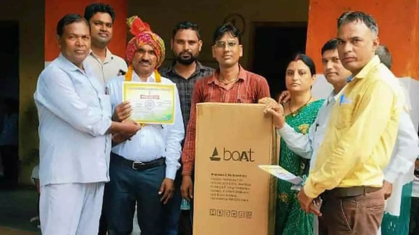 तस्वीर में राजकीय स्कूल के शिक्षक साउंड सिस्टम भेंट करते और सम्मान प्राप्त करते नजर आ रहे हैं। तस्वीर में राजकीय स्कूल के शिक्षक साउंड सिस्टम भेंट करते और सम्मान प्राप्त करते नजर आ रहे हैं।