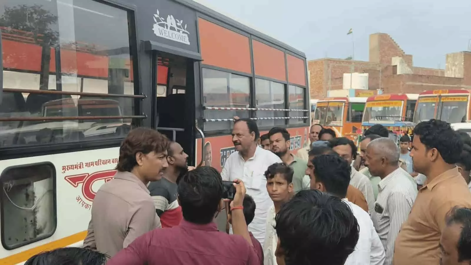 अलीगंज बस स्टैंड पर ग्रामीण बस के पास लोगों की मौजूदगी दिख रही है। अलीगंज बस स्टैंड पर ग्रामीण बस के पास लोगों की मौजूदगी दिख रही है।