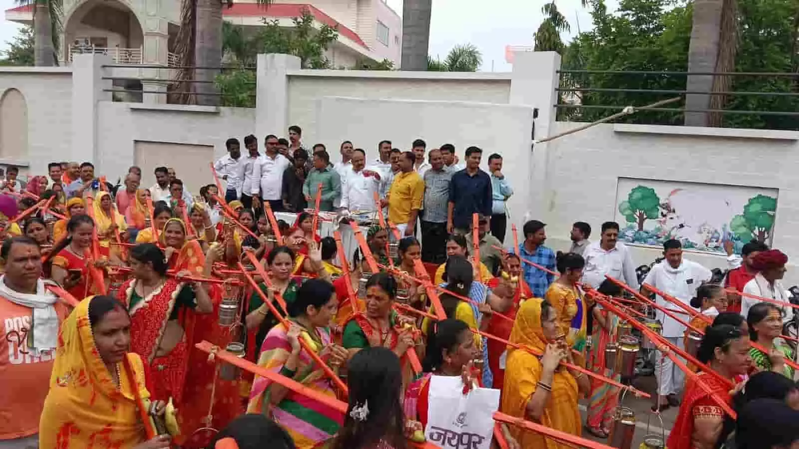 तस्वीर में कोटा में आयोजित कार्यक्रम के दौरान पारंपरिक वेशभूषा में कांवड़ उठाए लोगों की भीड़ नजर आ रही है। तस्वीर में कोटा में आयोजित कार्यक्रम के दौरान पारंपरिक वेशभूषा में कांवड़ उठाए लोगों की भीड़ नजर आ रही है।