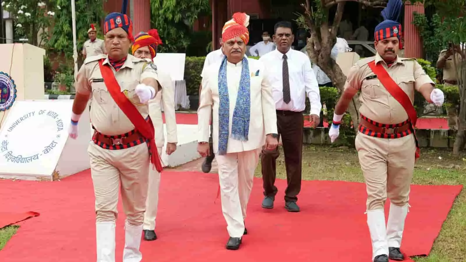 तस्वीर में कोटा विश्वविद्यालय परिसर में मार्च-पास्ट करते गार्ड्स और कुलगुरु नजर आ रहे हैं। तस्वीर में कोटा विश्वविद्यालय परिसर में मार्च-पास्ट करते गार्ड्स और कुलगुरु नजर आ रहे हैं।