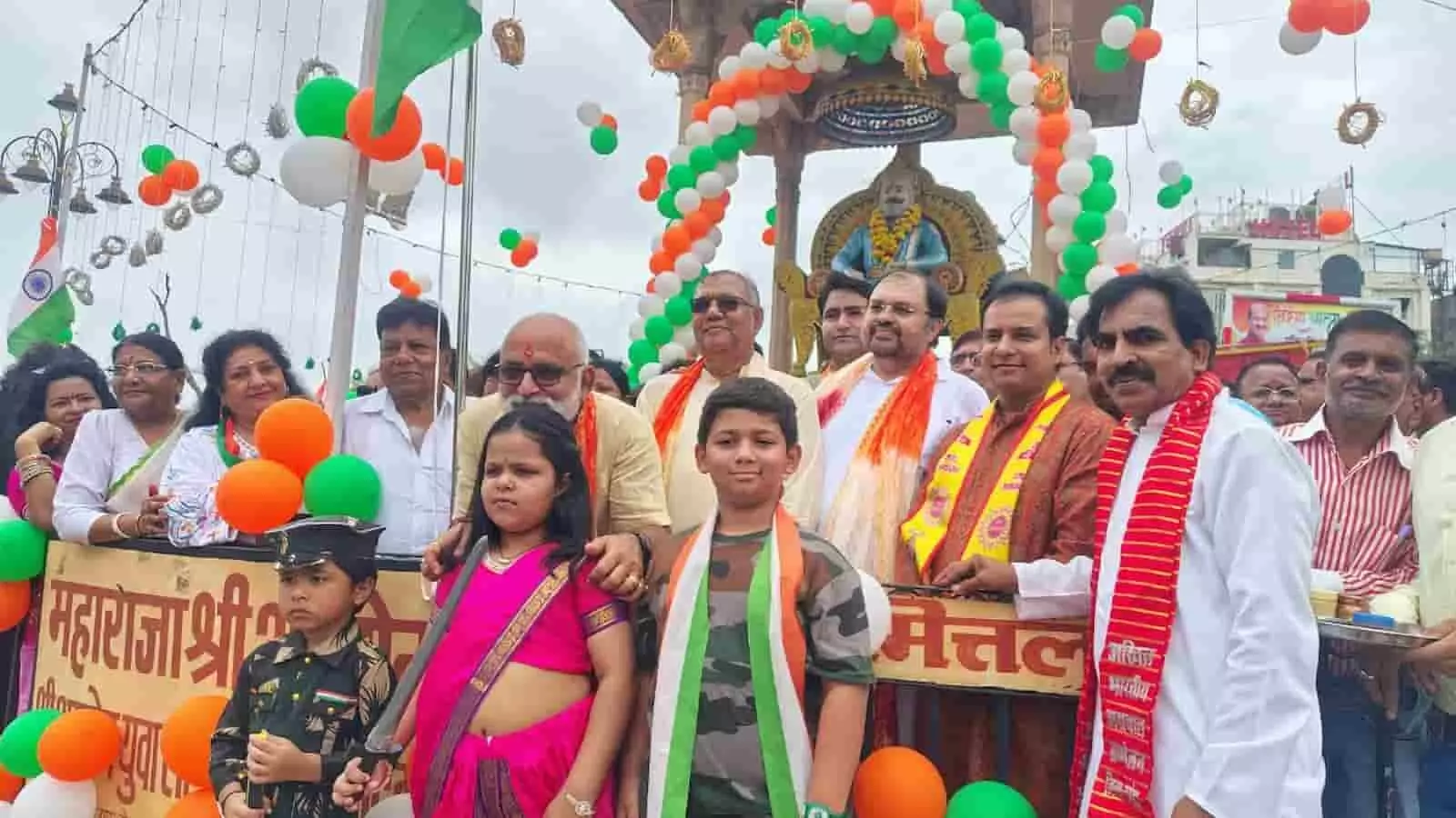 कोटा के अग्रसेन चौराहे पर स्वतंत्रता दिवस कार्यक्रम में बच्चे और गणमान्य लोग। कोटा के अग्रसेन चौराहे पर स्वतंत्रता दिवस कार्यक्रम में बच्चे और गणमान्य लोग।
