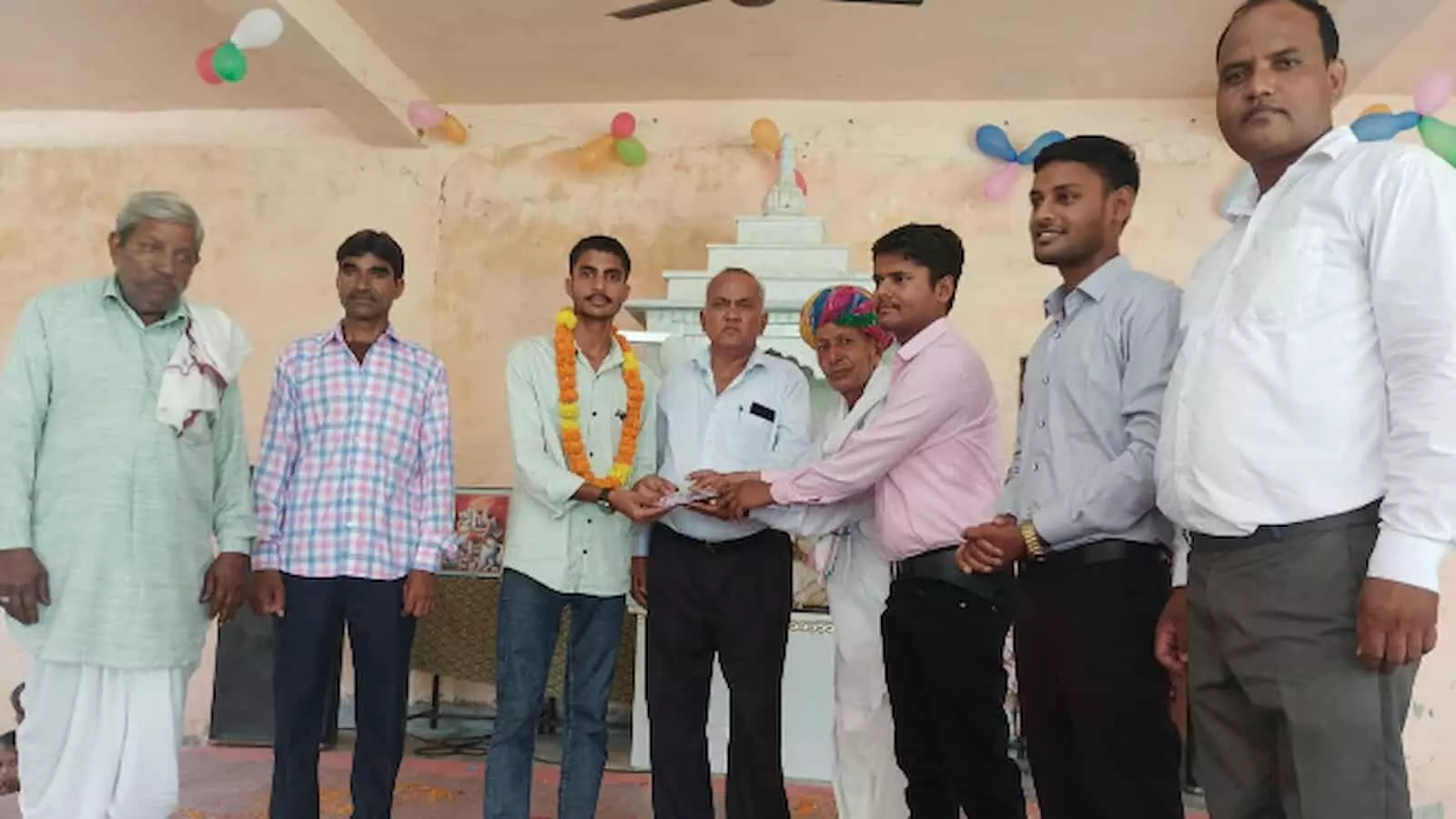 विद्यालय कक्ष में युवक को अन्य लोग सम्मान स्वरूप सामग्री सौंपते दिख रहे हैं। विद्यालय कक्ष में युवक को अन्य लोग सम्मान स्वरूप सामग्री सौंपते दिख रहे हैं।