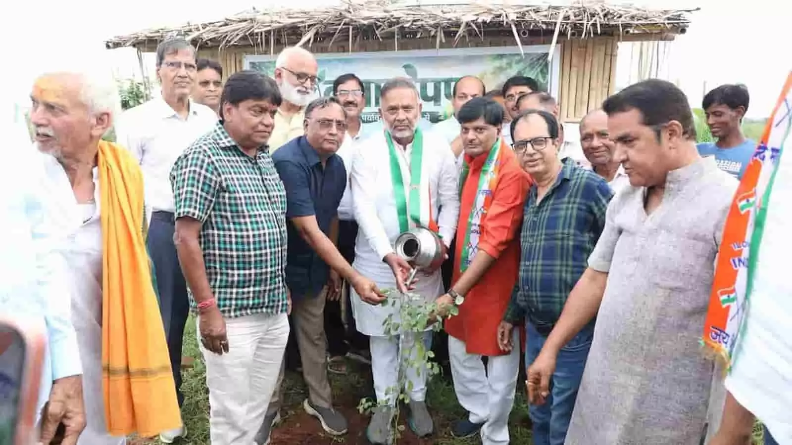 तस्वीर में ऊर्जा मंत्री हीरालाल नागर कोटा में पौधारोपण कर रहे हैं। तस्वीर में ऊर्जा मंत्री हीरालाल नागर कोटा में पौधारोपण कर रहे हैं।