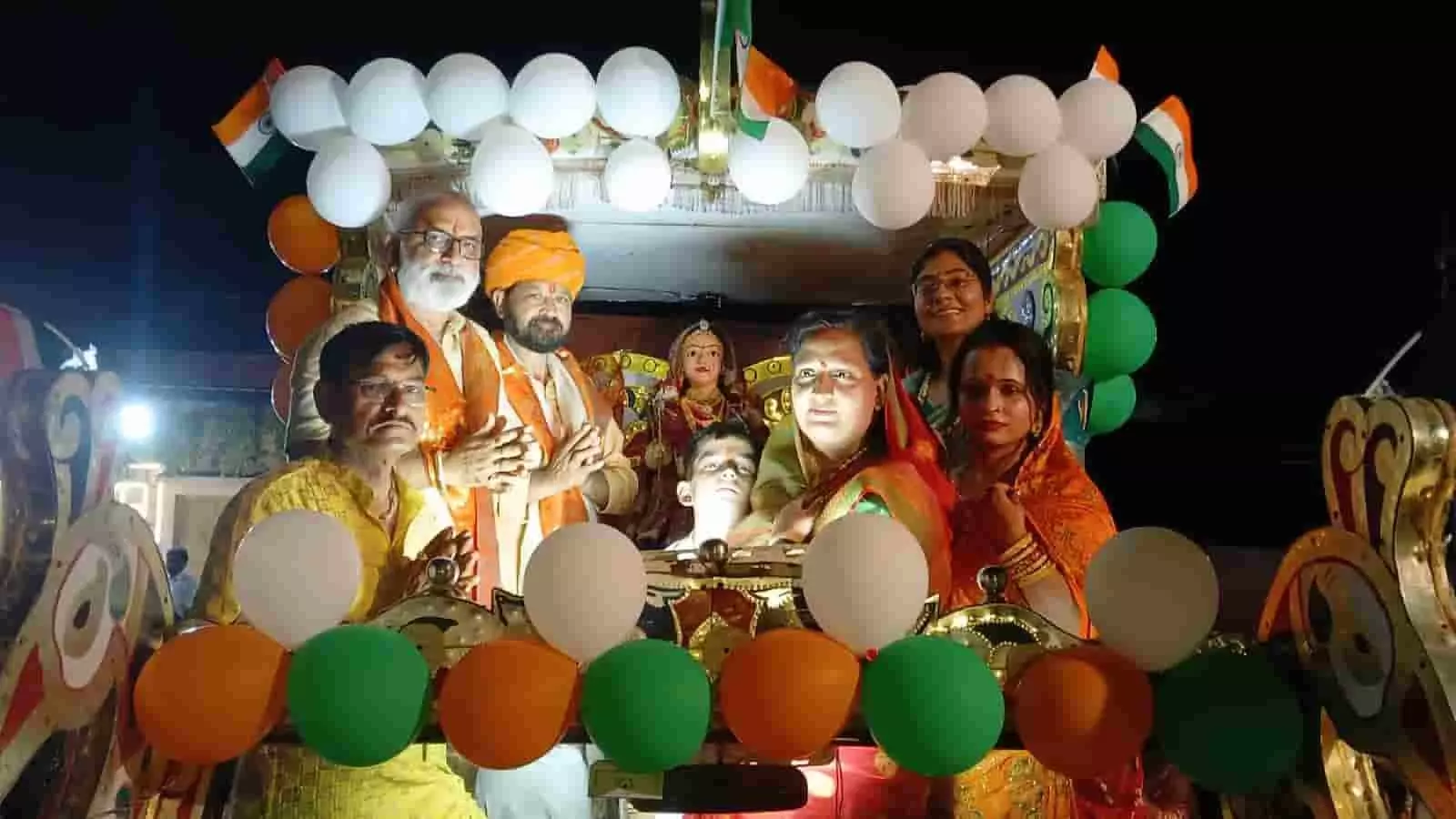 कोटा में तीज मेला शोभायात्रा के दौरान बग्गी में सवार लोग और सजी झांकी। कोटा में तीज मेला शोभायात्रा के दौरान बग्गी में सवार लोग और सजी झांकी।