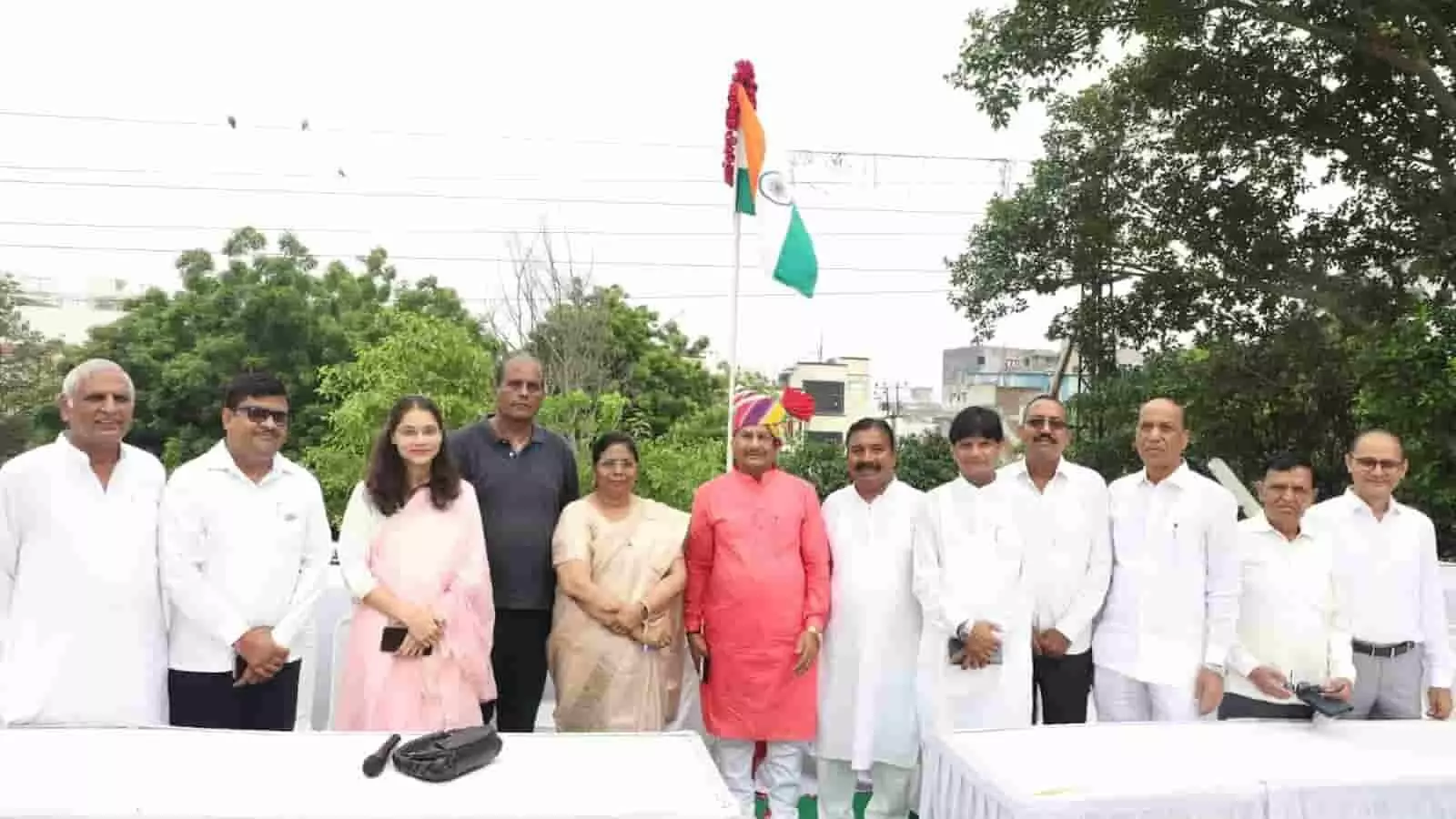 तस्वीर में कोटा नागरिक सहकारी बैंक के प्रधान कार्यालय में स्वतंत्रता दिवस समारोह के दौरान अध्यक्ष और अन्य सदस्य खड़े दिखाई दे रहे हैं। तस्वीर में कोटा नागरिक सहकारी बैंक के प्रधान कार्यालय में स्वतंत्रता दिवस समारोह के दौरान अध्यक्ष और अन्य सदस्य खड़े दिखाई दे रहे हैं।