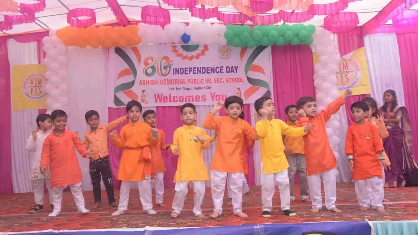 सांस्कृतिक प्रस्तुति देते हुए छात्र-छात्राएं आशीष मेमोरियल पब्लिक सीनियर सेकेंडरी स्कूल हिंडौन सिटी में स्वतंत्रता दिवस समारोह के दौरान। सांस्कृतिक प्रस्तुति देते हुए छात्र-छात्राएं आशीष मेमोरियल पब्लिक सीनियर सेकेंडरी स्कूल हिंडौन सिटी में स्वतंत्रता दिवस समारोह के दौरान।