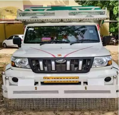 तस्वीर में सवाई माधोपुर पुलिस द्वारा अवैध बजरी परिवहन मामले में जब्त सफेद पिकअप दिख रही है। तस्वीर में सवाई माधोपुर पुलिस द्वारा अवैध बजरी परिवहन मामले में जब्त सफेद पिकअप दिख रही है।
