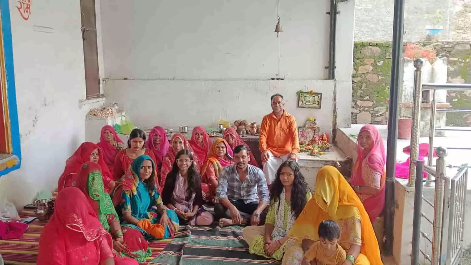 शिव मंदिर परिसर में मंशा महादेव व्रत के दौरान बैठे हुए श्रद्धालु ग्रामीण खेरोदा में। शिव मंदिर परिसर में मंशा महादेव व्रत के दौरान बैठे हुए श्रद्धालु ग्रामीण खेरोदा में।