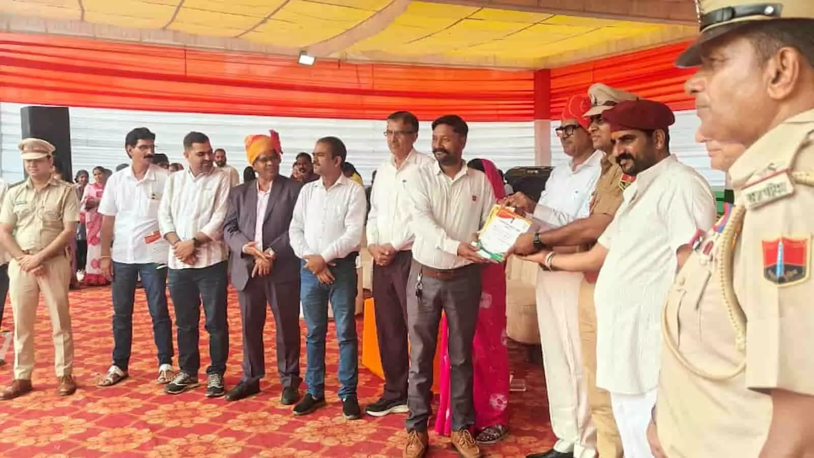 झाड़ोल के आज़ाद मैदान में स्वतंत्रता दिवस समारोह के दौरान अधिकारियों द्वारा प्रतिभाओं को सम्मानित किया जा रहा है। झाड़ोल के आज़ाद मैदान में स्वतंत्रता दिवस समारोह के दौरान अधिकारियों द्वारा प्रतिभाओं को सम्मानित किया जा रहा है।