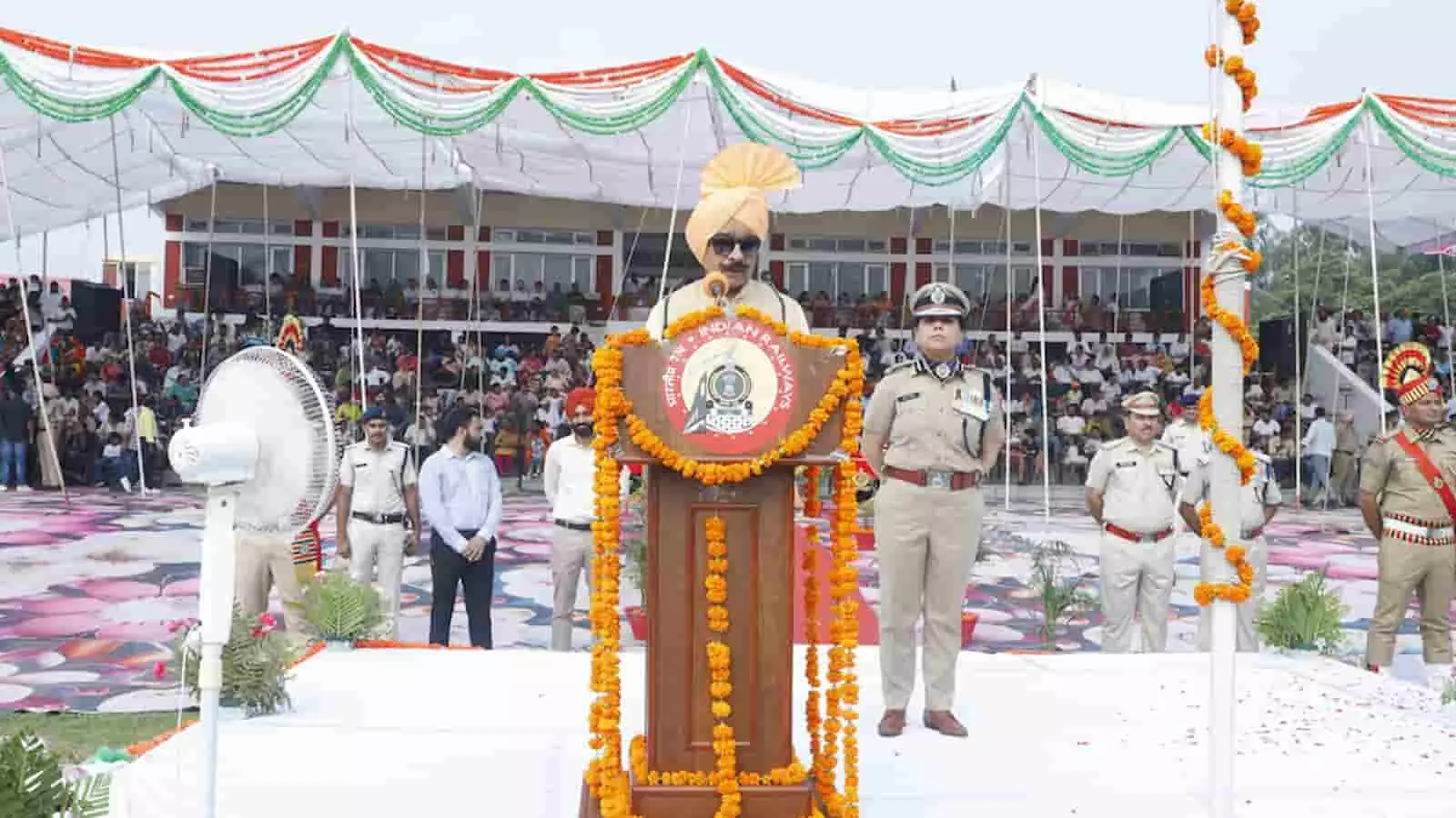 महाप्रबंधक अजय नन्दन कपूरथला स्टेडियम में पोडियम से भाषण देते हुए दिख रहे हैं। महाप्रबंधक अजय नन्दन कपूरथला स्टेडियम में पोडियम से भाषण देते हुए दिख रहे हैं।