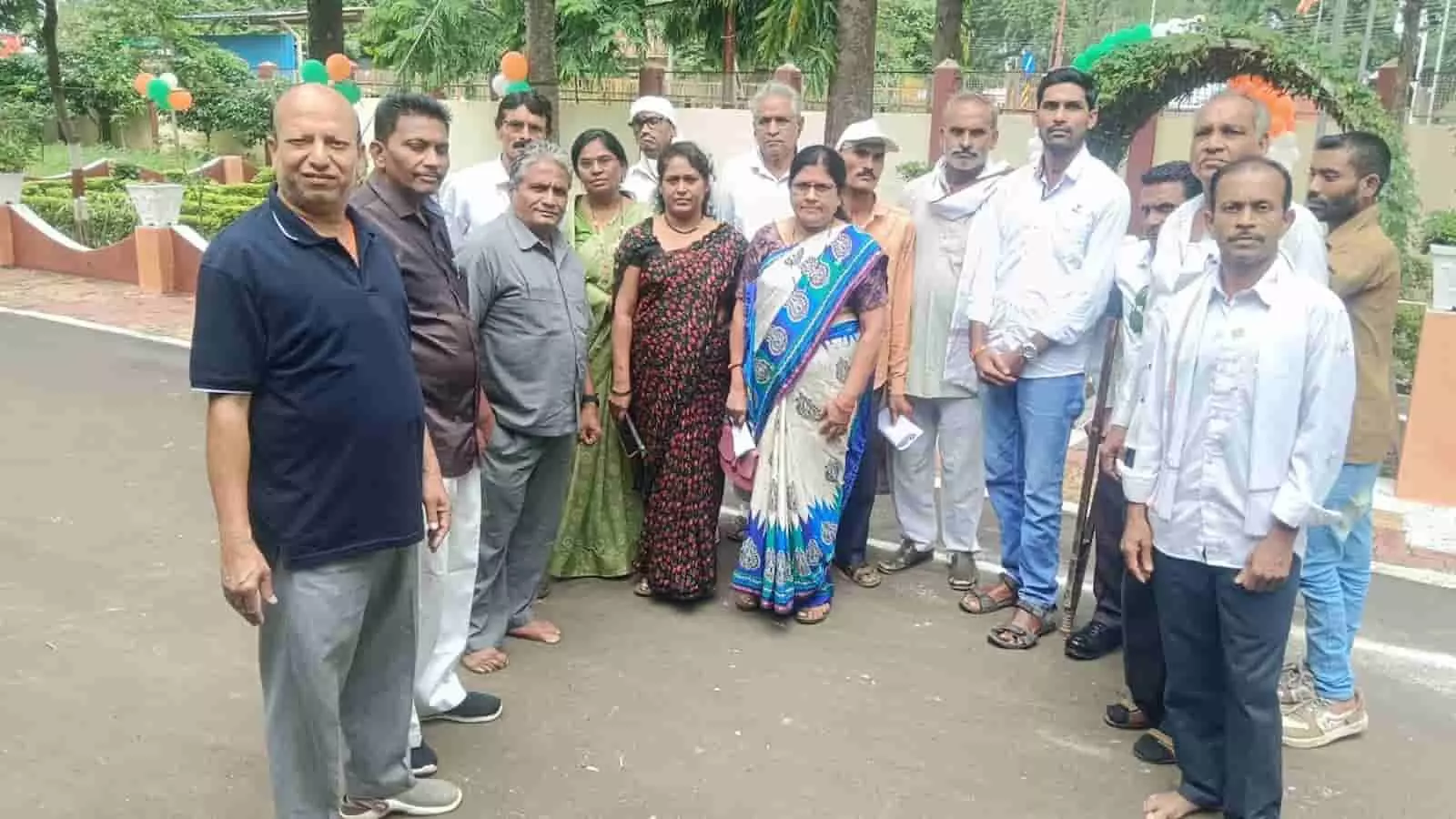 तस्वीर में अमरावती के शासकीय विश्रामगृह में राष्ट्रीय दिव्यांग पार्टी की बैठक के दौरान खड़े पदाधिकारी दिख रहे हैं। तस्वीर में अमरावती के शासकीय विश्रामगृह में राष्ट्रीय दिव्यांग पार्टी की बैठक के दौरान खड़े पदाधिकारी दिख रहे हैं।