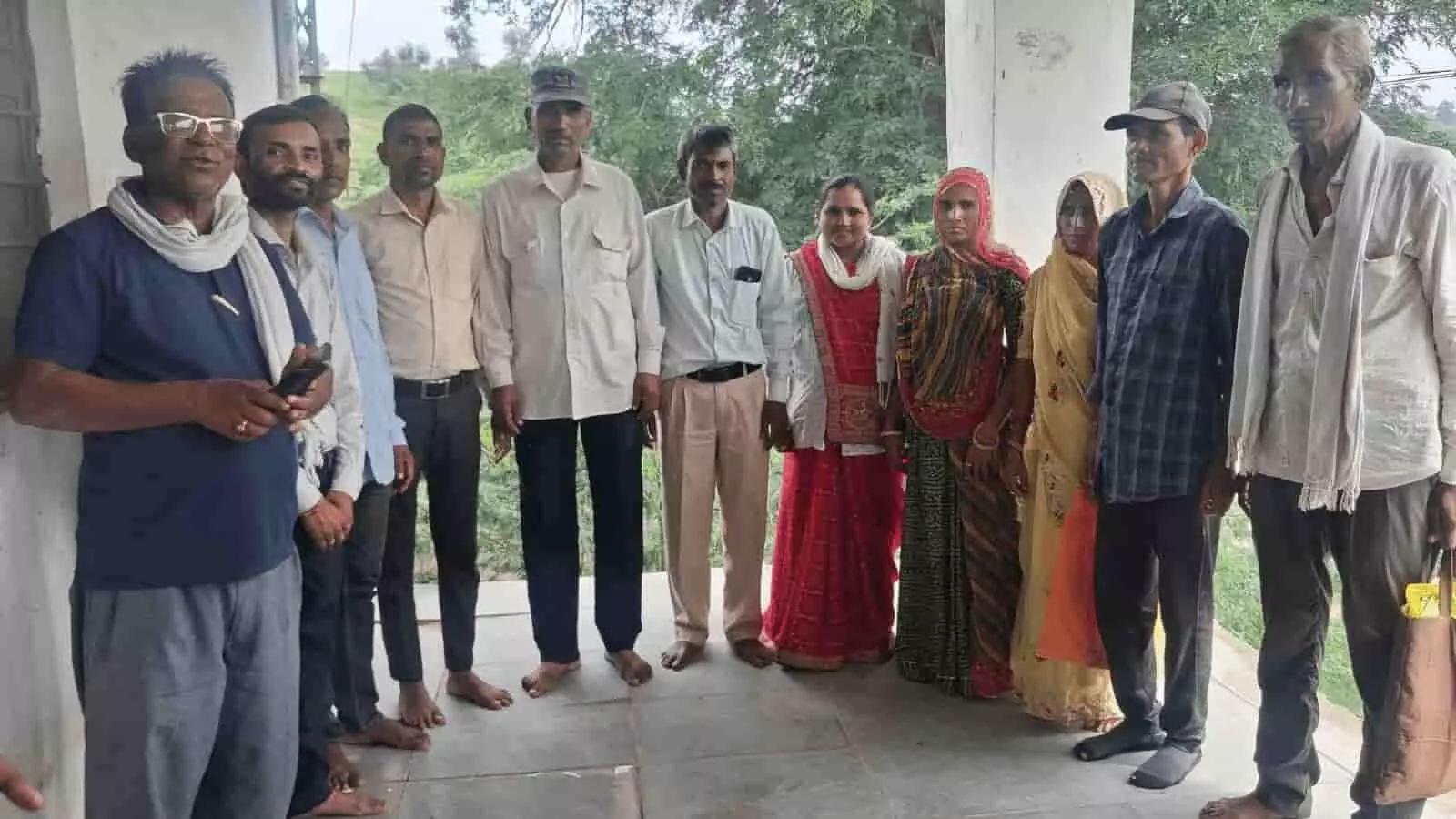 बावलवाड़ा क्लस्टर में अरावली निर्माण मजदूर संघ के चुनाव के बाद खड़े नवनिर्वाचित पदाधिकारी और सदस्य। बावलवाड़ा क्लस्टर में अरावली निर्माण मजदूर संघ के चुनाव के बाद खड़े नवनिर्वाचित पदाधिकारी और सदस्य।