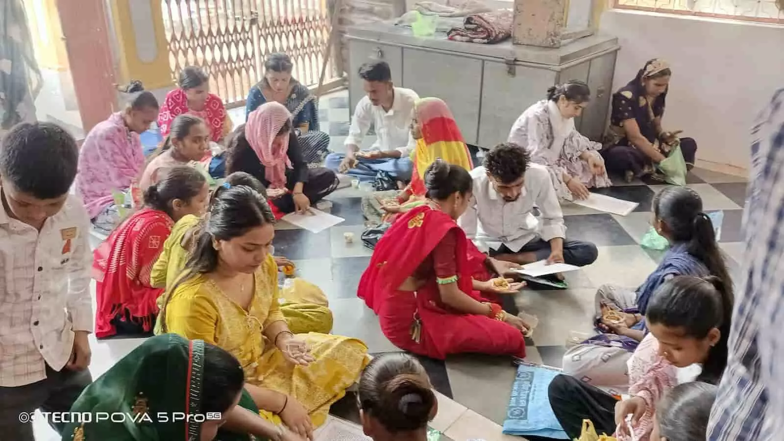 खेरवाड़ा के मंदिर में बैठकर पूजा-अर्चना करते हुए श्रद्धालु नजर आ रहे हैं। खेरवाड़ा के मंदिर में बैठकर पूजा-अर्चना करते हुए श्रद्धालु नजर आ रहे हैं।