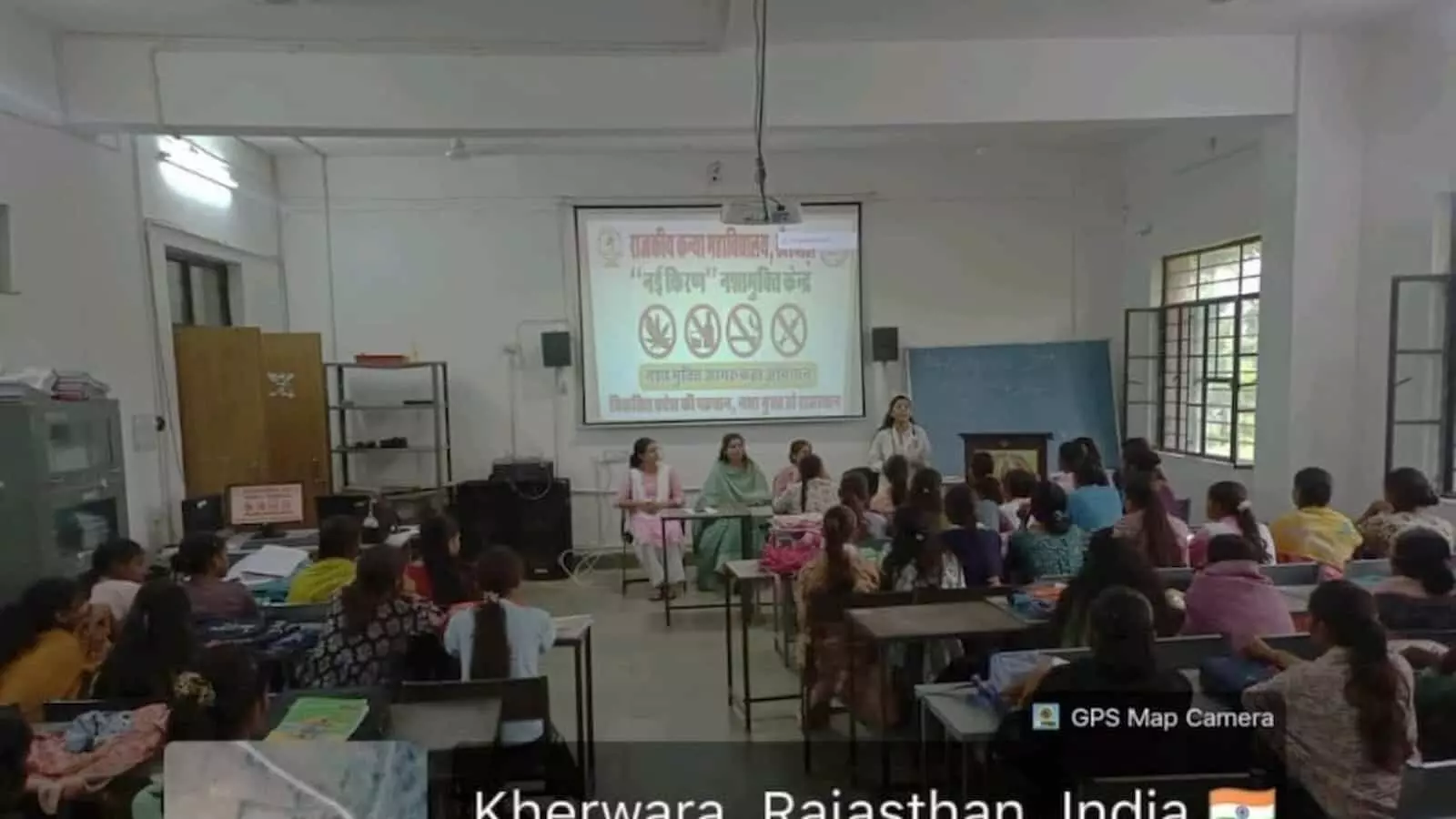 केरवाड़ा राजकीय कन्या महाविद्यालय में नशा मुक्ति कार्यशाला के दौरान वक्ता और छात्राएं नजर आ रही हैं। केरवाड़ा राजकीय कन्या महाविद्यालय में नशा मुक्ति कार्यशाला के दौरान वक्ता और छात्राएं नजर आ रही हैं।