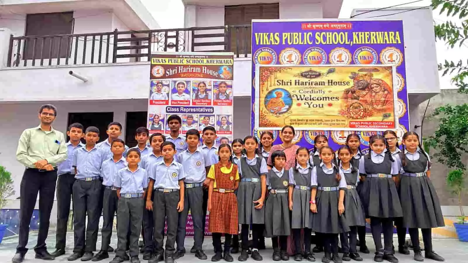 विकास पब्लिक स्कूल खेरवाड़ा में शपथ ग्रहण समारोह के दौरान नजर आ रहे विद्यार्थी और शिक्षक। विकास पब्लिक स्कूल खेरवाड़ा में शपथ ग्रहण समारोह के दौरान नजर आ रहे विद्यार्थी और शिक्षक।