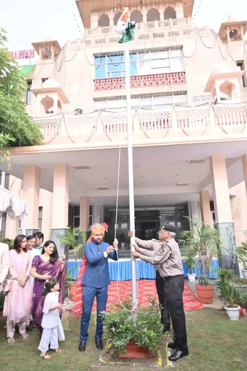 तस्वीर में मानसरोवर डिपो प्रशासनिक भवन में ध्वजारोहण करते प्रबंध निदेशक वैभव गालरिया दिख रहे हैं। तस्वीर में मानसरोवर डिपो प्रशासनिक भवन में ध्वजारोहण करते प्रबंध निदेशक वैभव गालरिया दिख रहे हैं।