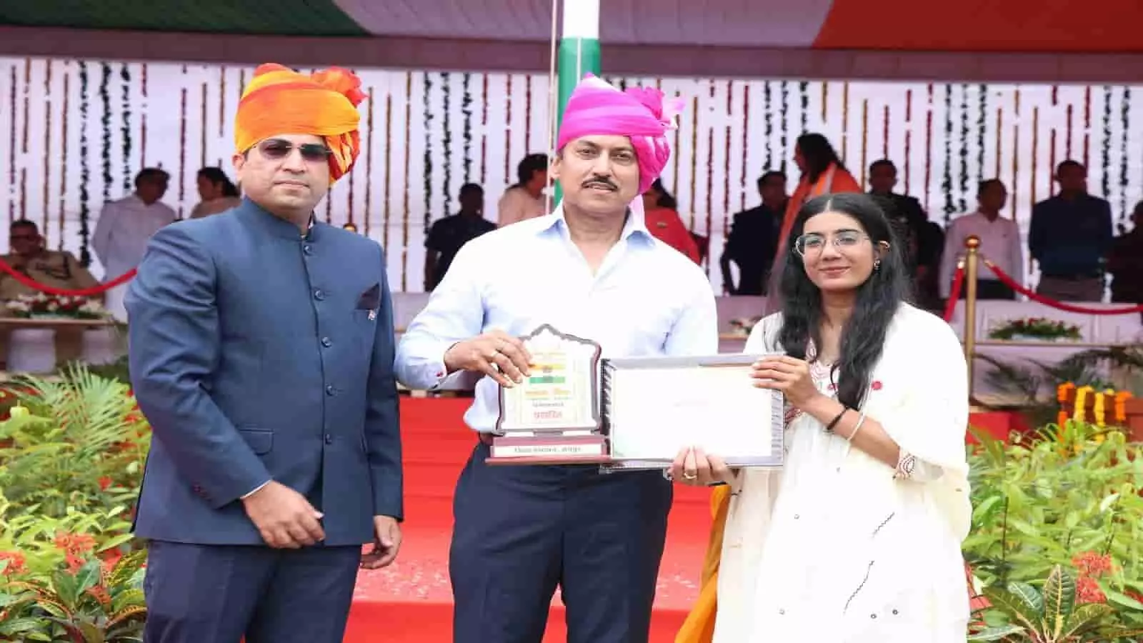 जयपुर के चौगान स्टेडियम में स्वतंत्रता दिवस समारोह के दौरान तिरंगे को सलामी देते कर्नल राज्यवर्धन राठौड़। जयपुर के चौगान स्टेडियम में स्वतंत्रता दिवस समारोह के दौरान तिरंगे को सलामी देते कर्नल राज्यवर्धन राठौड़।