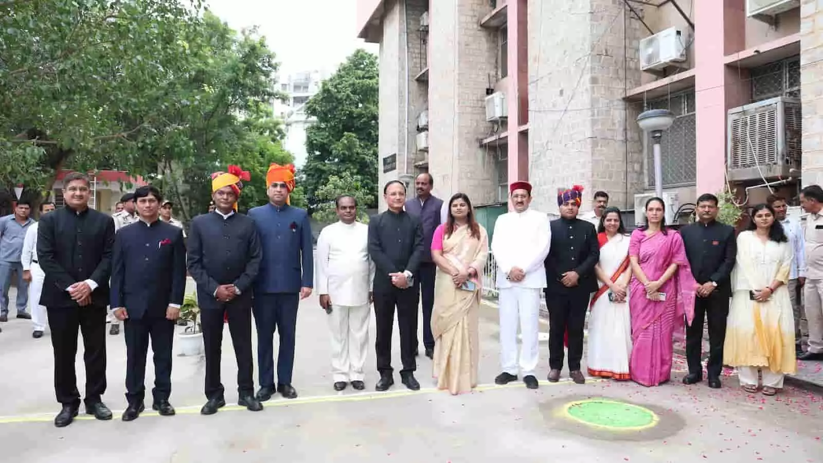 जयपुर जिला कलक्ट्रेट परिसर में स्वतंत्रता दिवस समारोह के दौरान खड़े जिला कलक्टर और अधिकारी। जयपुर जिला कलक्ट्रेट परिसर में स्वतंत्रता दिवस समारोह के दौरान खड़े जिला कलक्टर और अधिकारी।