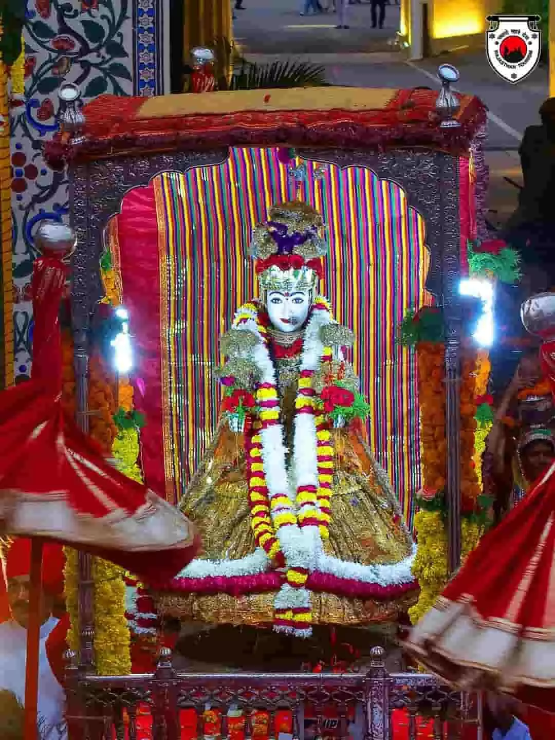 जयपुर में सजी हुई तीज माता की पालकी और शाही सवारी का दृश्य। जयपुर में सजी हुई तीज माता की पालकी और शाही सवारी का दृश्य।