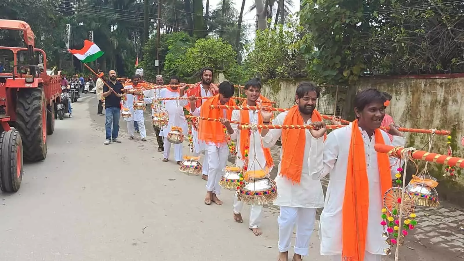 आबूराज के मुख्य बाजार में कांवड़ यात्रा पर पुष्प वर्षा करते भाजपा कार्यकर्ता। आबूराज के मुख्य बाजार में कांवड़ यात्रा पर पुष्प वर्षा करते भाजपा कार्यकर्ता।