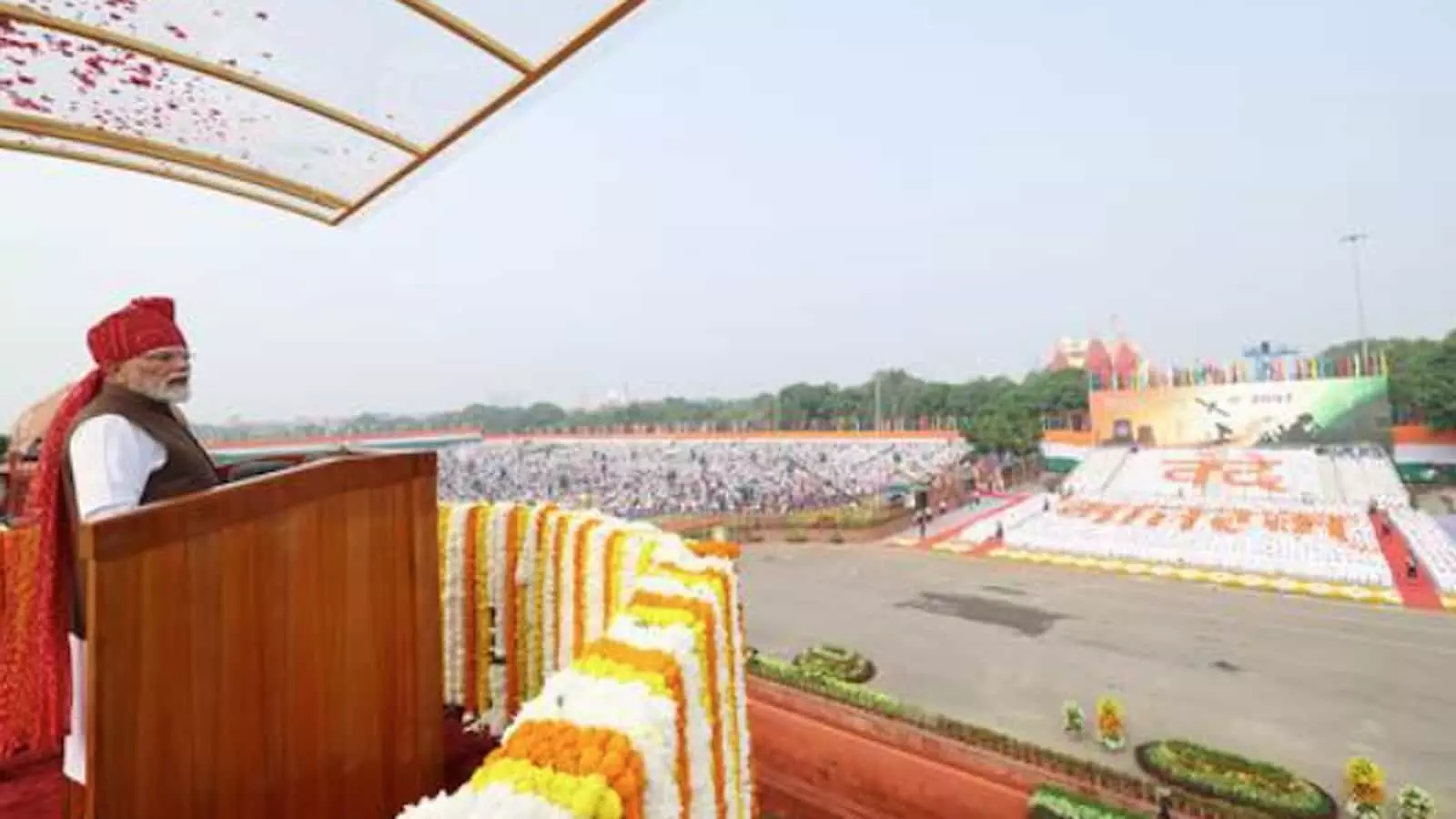 लाल किले की प्राचीर से भाषण देते प्रधानमंत्री नरेंद्र मोदी। लाल किले की प्राचीर से भाषण देते प्रधानमंत्री नरेंद्र मोदी।