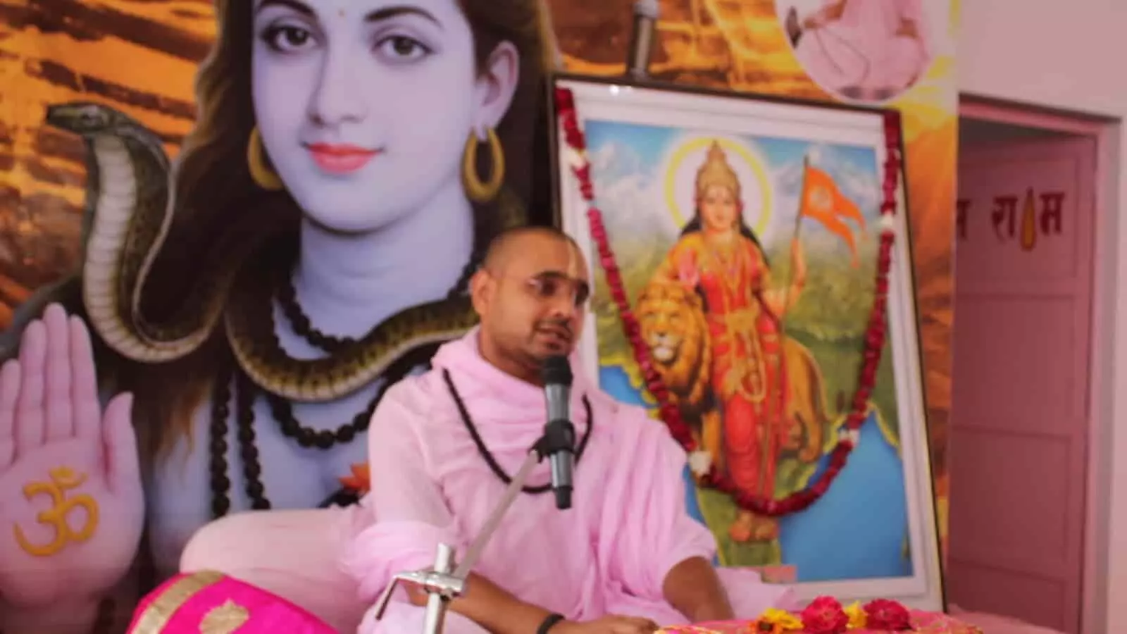 तस्वीर में रामद्वारा चित्तौड़गढ़ में कथावाचन करते हुए संत दिग्विजयराम महाराज दिख रहे हैं। तस्वीर में रामद्वारा चित्तौड़गढ़ में कथावाचन करते हुए संत दिग्विजयराम महाराज दिख रहे हैं।