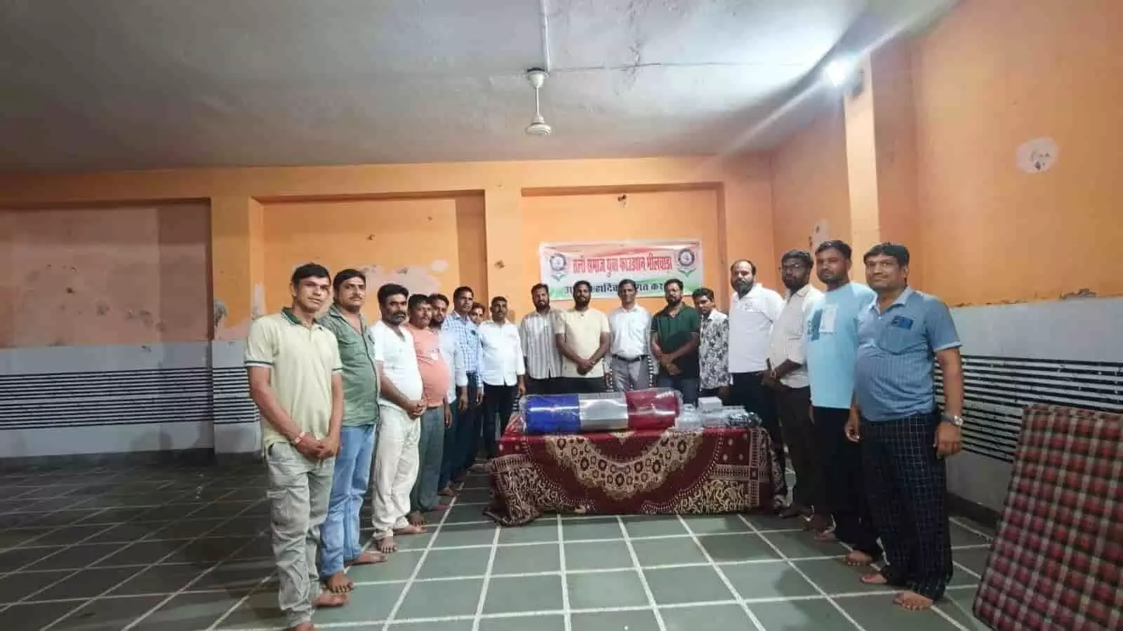 तस्वीर में भीलवाड़ा में गौ एम्बुलेंस के लिए उपकरण भेंट करते हुए समिति के सदस्य खड़े दिखाई दे रहे हैं। तस्वीर में भीलवाड़ा में गौ एम्बुलेंस के लिए उपकरण भेंट करते हुए समिति के सदस्य खड़े दिखाई दे रहे हैं।