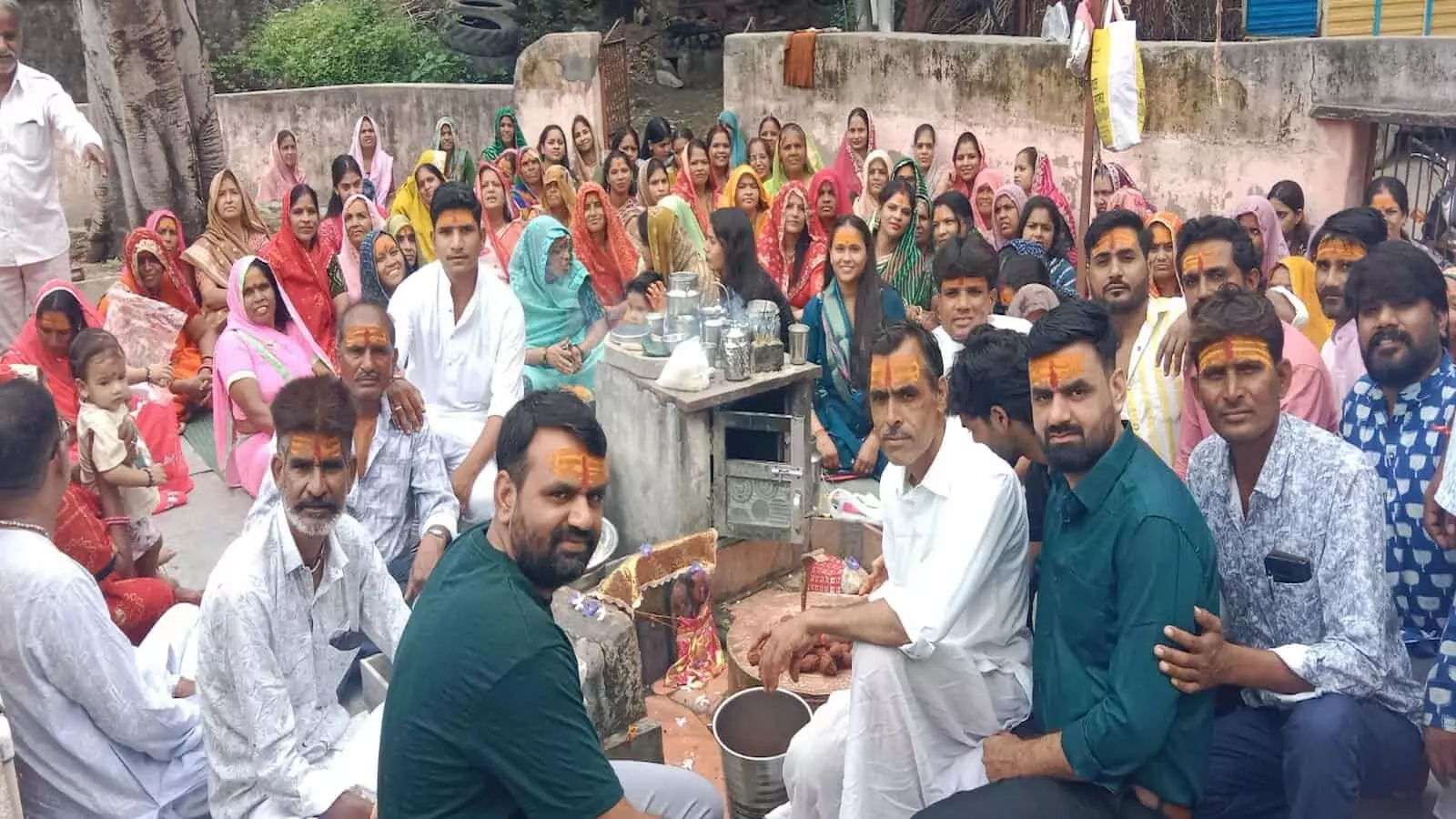 आकोला के शिव मंदिर में मंशा महादेव व्रत के अवसर पर पूजा-अर्चना करते श्रद्धालु। आकोला के शिव मंदिर में मंशा महादेव व्रत के अवसर पर पूजा-अर्चना करते श्रद्धालु।
