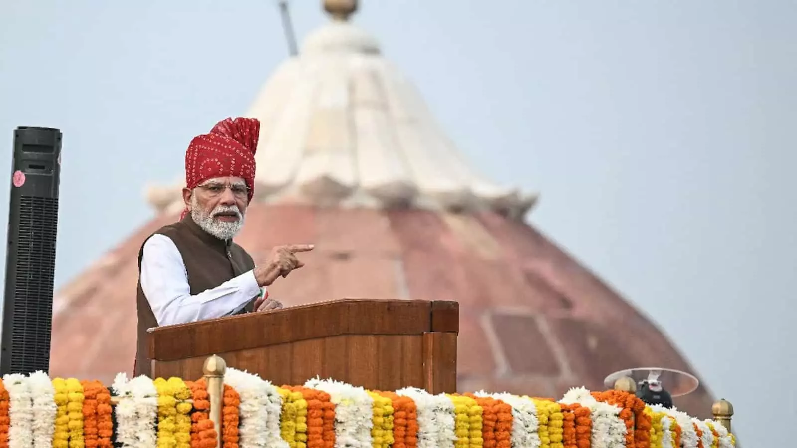 प्रधानमंत्री नरेंद्र मोदी लाल किले पर मंच से भाषण देते हुए दिखाई दे रहे हैं। प्रधानमंत्री नरेंद्र मोदी लाल किले पर मंच से भाषण देते हुए दिखाई दे रहे हैं।