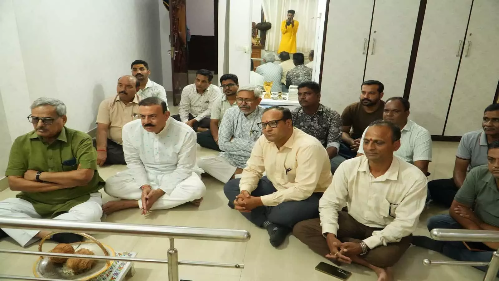 आकोला में चातुर्मास प्रांगण के मंच पर वीएचपी नेताओं को संबोधित करते संत पुलकसागर महाराज आकोला में चातुर्मास प्रांगण के मंच पर वीएचपी नेताओं को संबोधित करते संत पुलकसागर महाराज