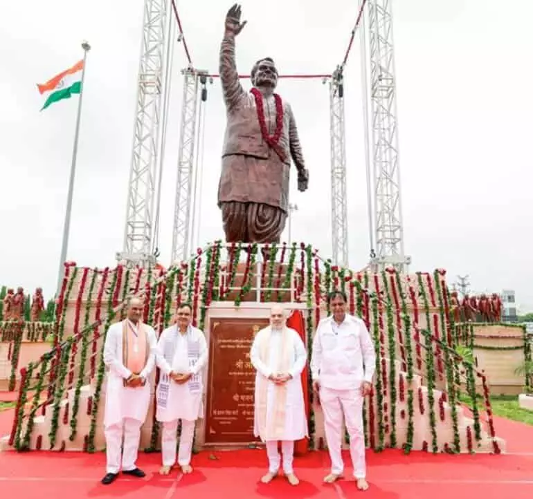 तस्वीर में चित्तौड़गढ़ में अटल बिहारी वाजपेयी की प्रतिमा के अनावरण समारोह में खड़े गणमान्य व्यक्ति दिख रहे हैं। तस्वीर में चित्तौड़गढ़ में अटल बिहारी वाजपेयी की प्रतिमा के अनावरण समारोह में खड़े गणमान्य व्यक्ति दिख रहे हैं।