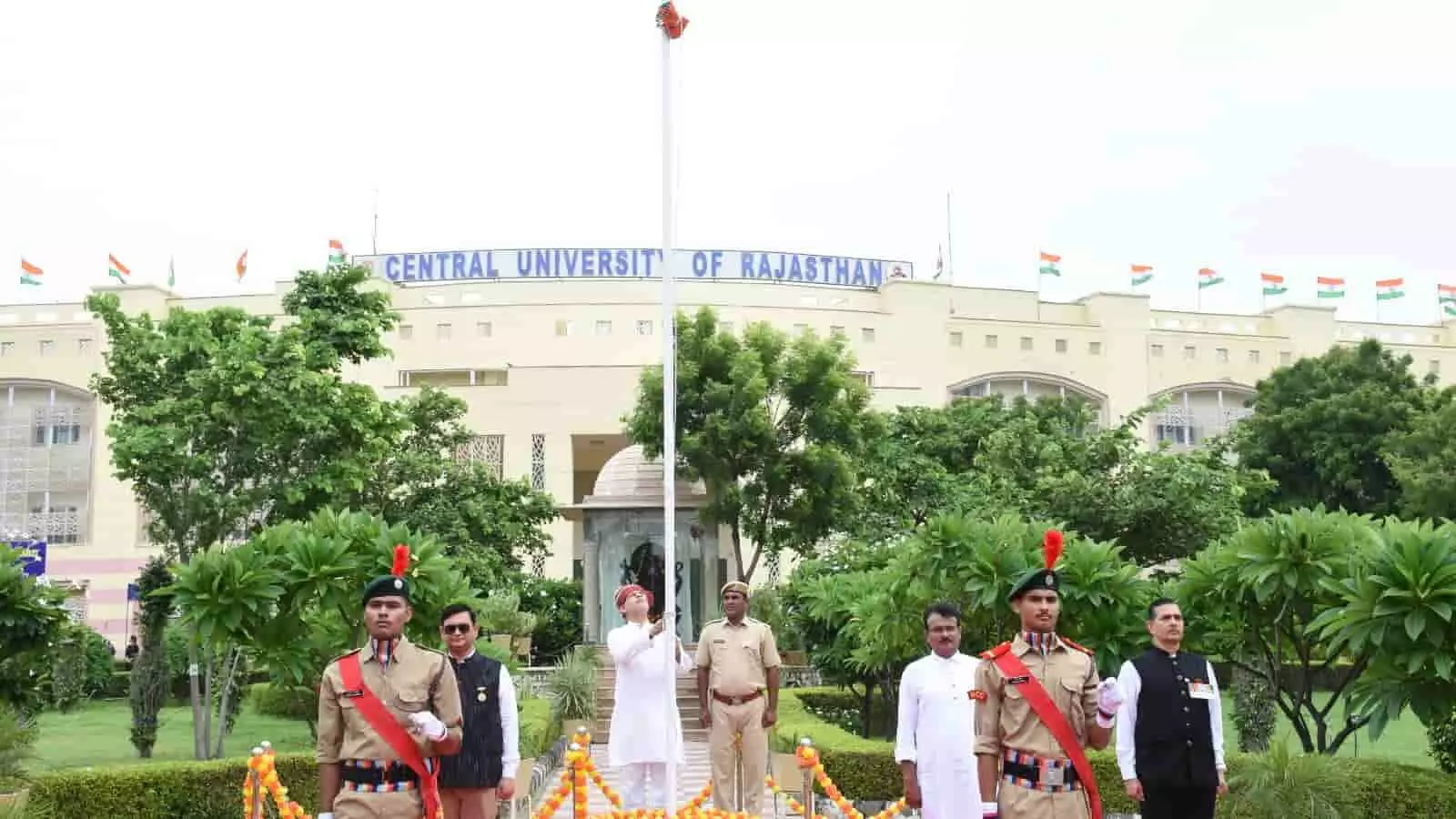 राजस्थान केंद्रीय विश्वविद्यालय परिसर में कुलपति द्वारा राष्ट्रीय ध्वज फहराया जा रहा है। राजस्थान केंद्रीय विश्वविद्यालय परिसर में कुलपति द्वारा राष्ट्रीय ध्वज फहराया जा रहा है।
