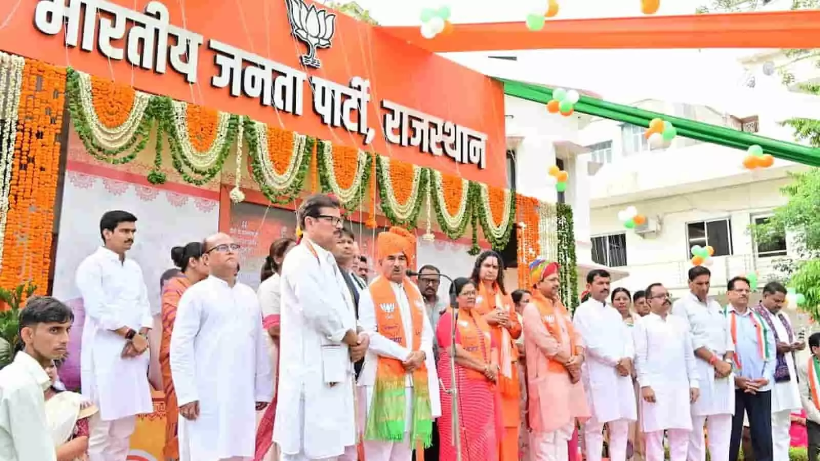तस्वीर में मदन राठौड़ और अन्य भाजपा नेता जयपुर में पार्टी कार्यालय में खड़े दिखाई दे रहे हैं। तस्वीर में मदन राठौड़ और अन्य भाजपा नेता जयपुर में पार्टी कार्यालय में खड़े दिखाई दे रहे हैं।