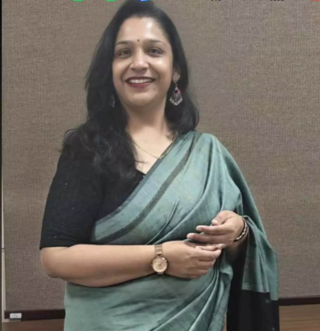 तस्वीर में एक महिला कार्यालय की पृष्ठभूमि में मुस्कुराते हुए नजर आ रही है। तस्वीर में एक महिला कार्यालय की पृष्ठभूमि में मुस्कुराते हुए नजर आ रही है।