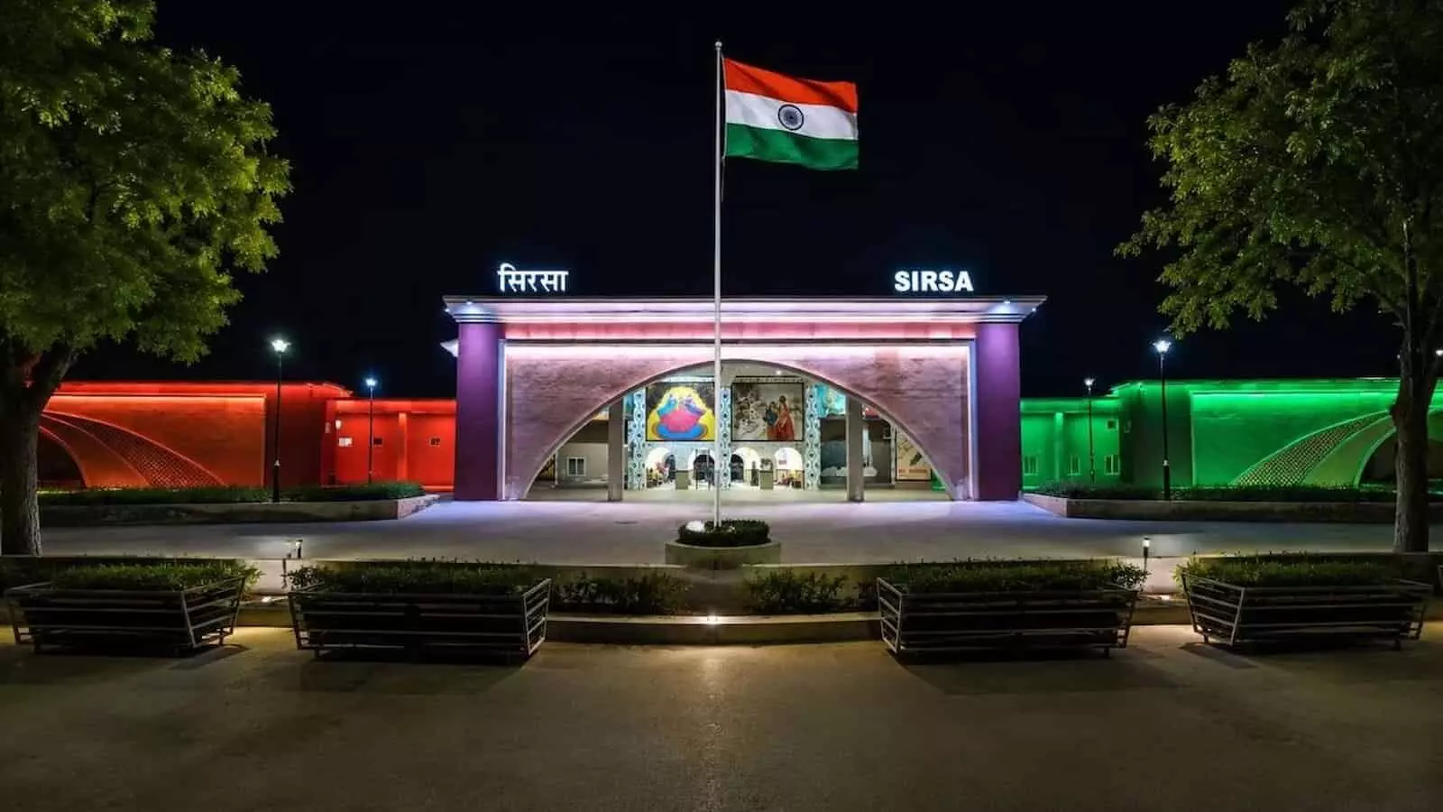 रात के समय तिरंगे की रोशनी और राष्ट्रीय ध्वज से सजा सिरसा रेलवे स्टेशन का भवन। रात के समय तिरंगे की रोशनी और राष्ट्रीय ध्वज से सजा सिरसा रेलवे स्टेशन का भवन।