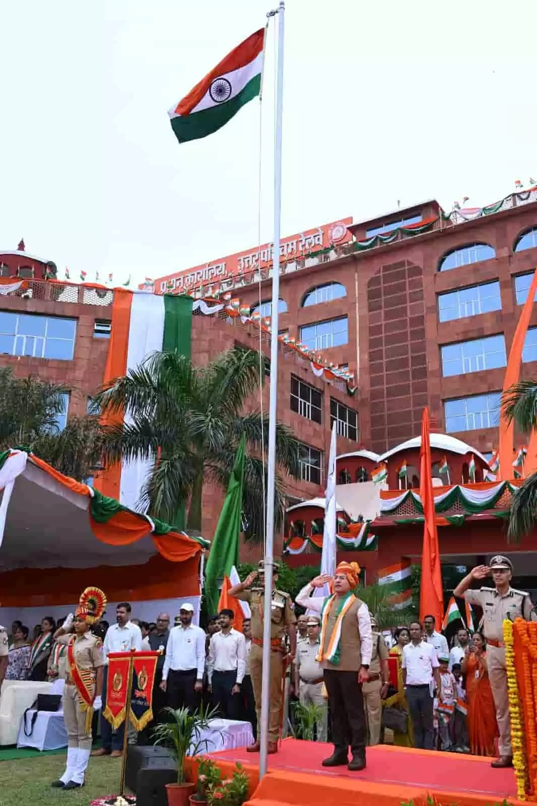 महाप्रबंधक श्री पंकज शर्मा जयपुर मुख्यालय में स्वतंत्रता दिवस पर ध्वजारोहण के बाद सैल्यूट कर रहे हैं। महाप्रबंधक श्री पंकज शर्मा जयपुर मुख्यालय में स्वतंत्रता दिवस पर ध्वजारोहण के बाद सैल्यूट कर रहे हैं।