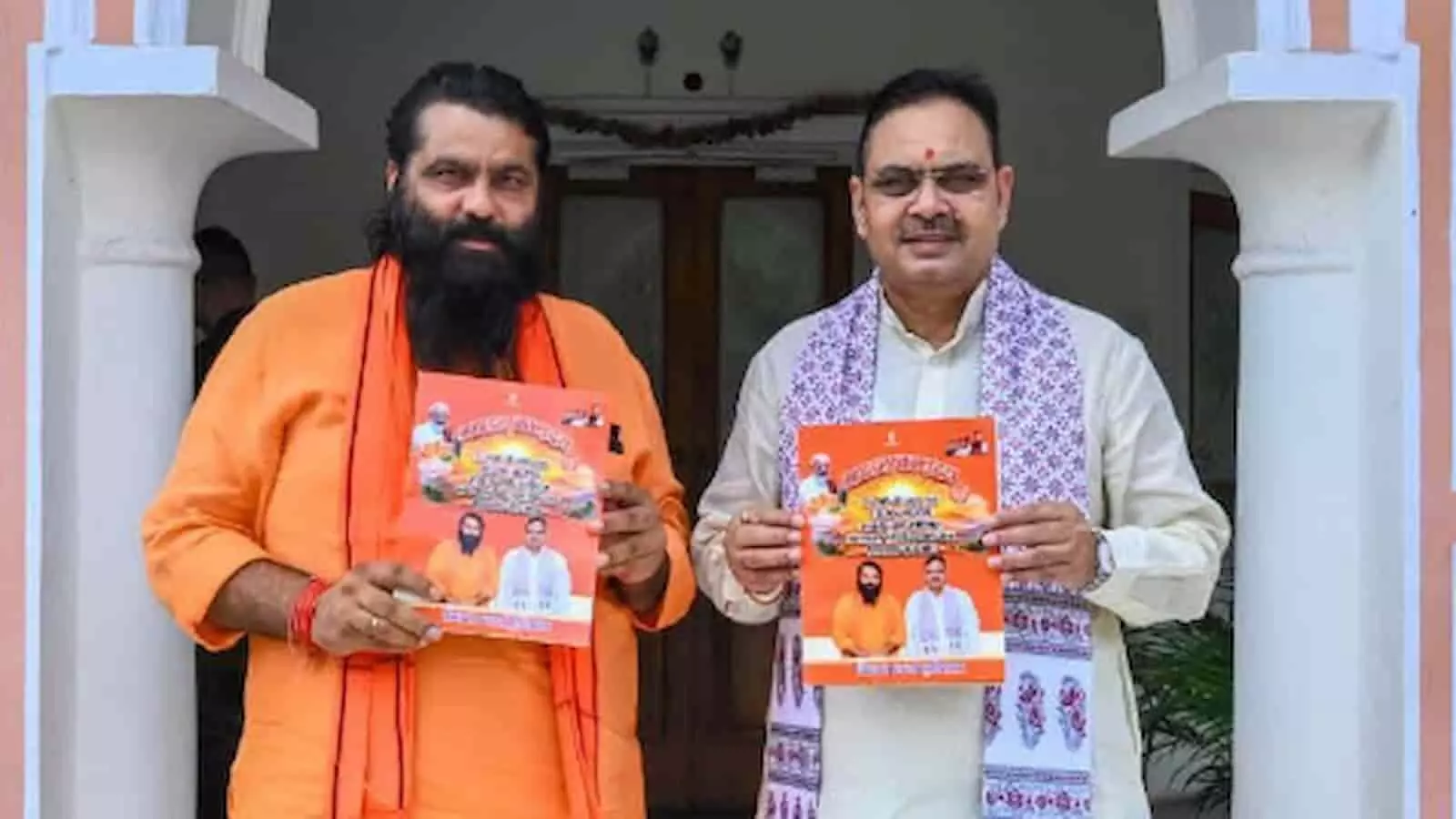 तस्वीर में मांडल विकास पुस्तिका पकड़े हुए विधायक उदयलाल भड़ाणा और मुख्यमंत्री भजनलाल शर्मा जयपुर आवास पर दिख रहे हैं। तस्वीर में मांडल विकास पुस्तिका पकड़े हुए विधायक उदयलाल भड़ाणा और मुख्यमंत्री भजनलाल शर्मा जयपुर आवास पर दिख रहे हैं।