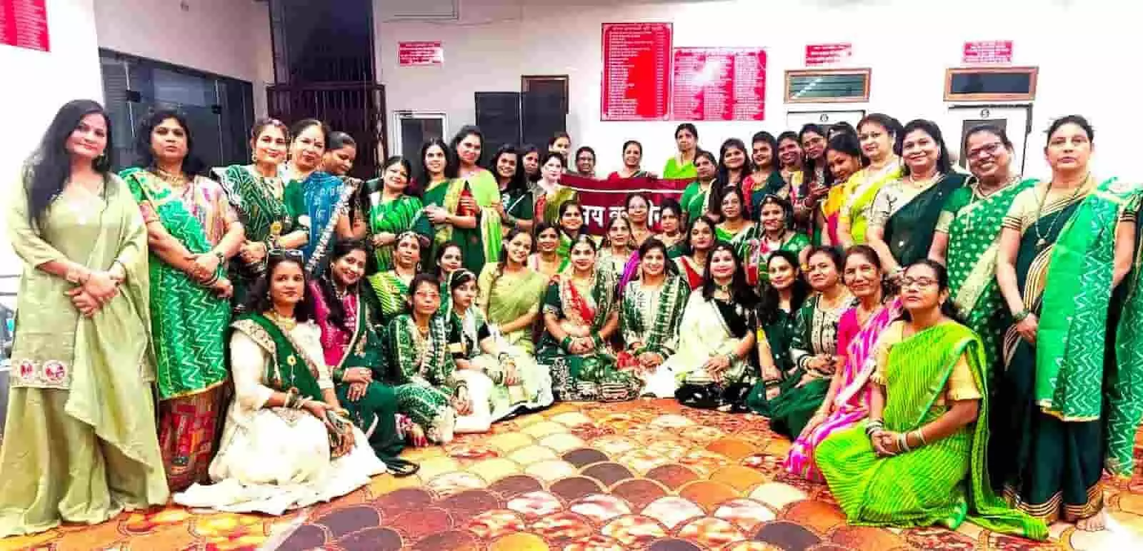 तस्वीर में भीलवाड़ा की संजय कॉलोनी महिला मंडल की महिलाएं पारंपरिक हरे कपड़ों में बैठी दिख रही हैं। तस्वीर में भीलवाड़ा की संजय कॉलोनी महिला मंडल की महिलाएं पारंपरिक हरे कपड़ों में बैठी दिख रही हैं।