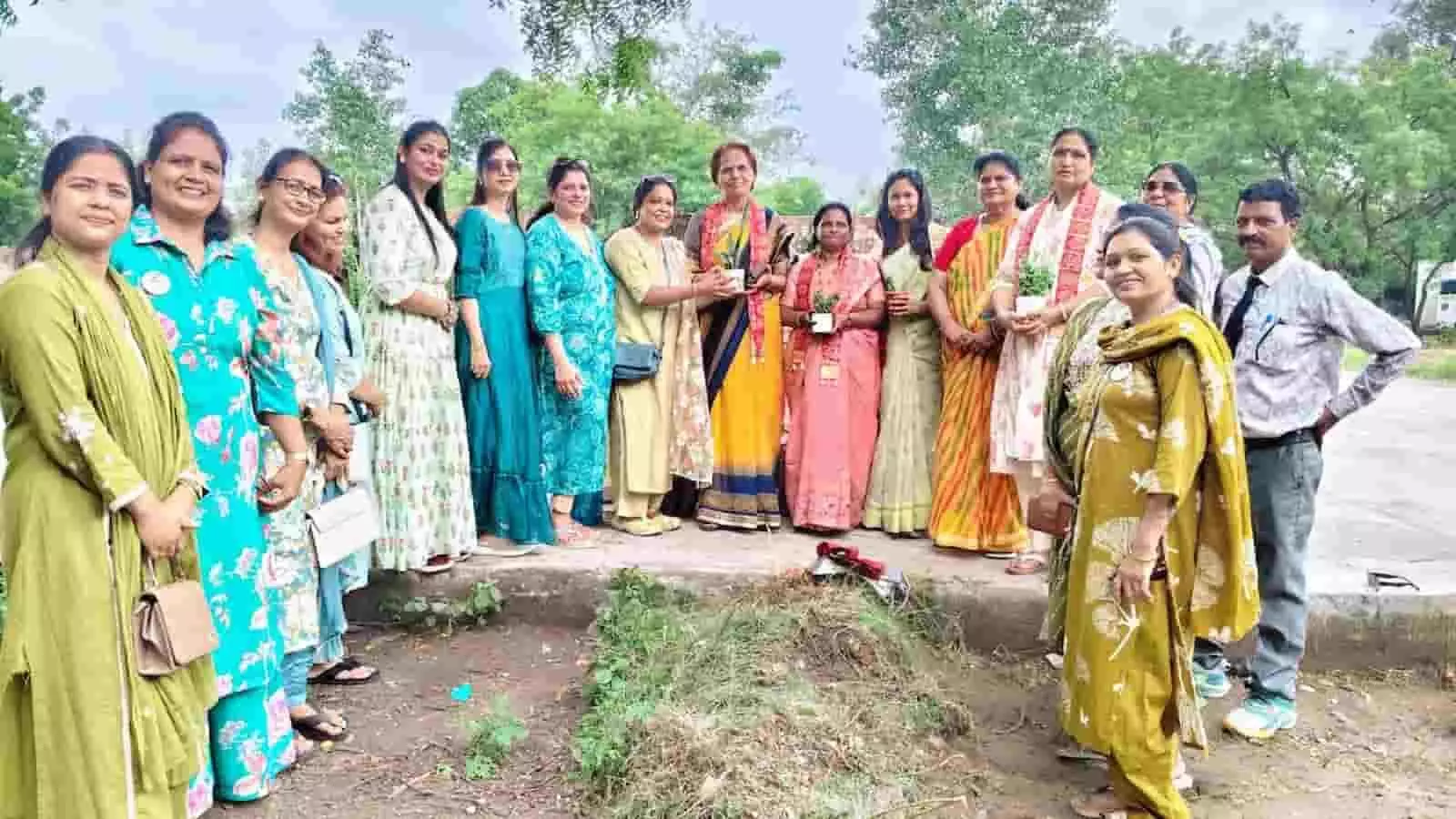 तस्वीर में भीलवाड़ा के गर्ल्स कॉलेज में पौधारोपण अभियान के दौरान महिलाएं पौधे लिए खड़ी हैं। तस्वीर में भीलवाड़ा के गर्ल्स कॉलेज में पौधारोपण अभियान के दौरान महिलाएं पौधे लिए खड़ी हैं।