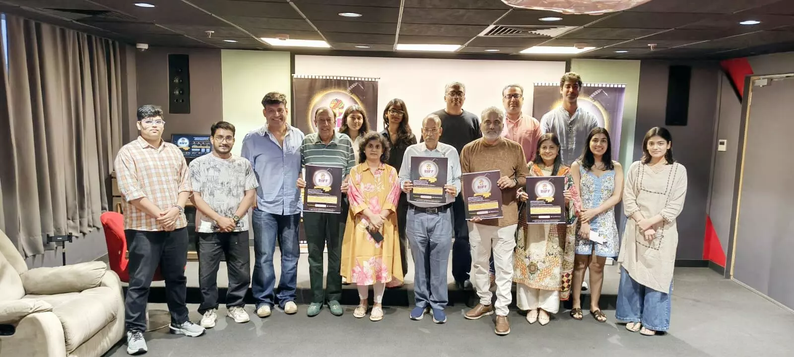 एसआरएनजी ऑडिटोरियम में मेंगो ड्रीम्स फिल्म की स्क्रीनिंग के दौरान रिफ फिल्म क्लब के सदस्य और दर्शक। एसआरएनजी ऑडिटोरियम में मेंगो ड्रीम्स फिल्म की स्क्रीनिंग के दौरान रिफ फिल्म क्लब के सदस्य और दर्शक।