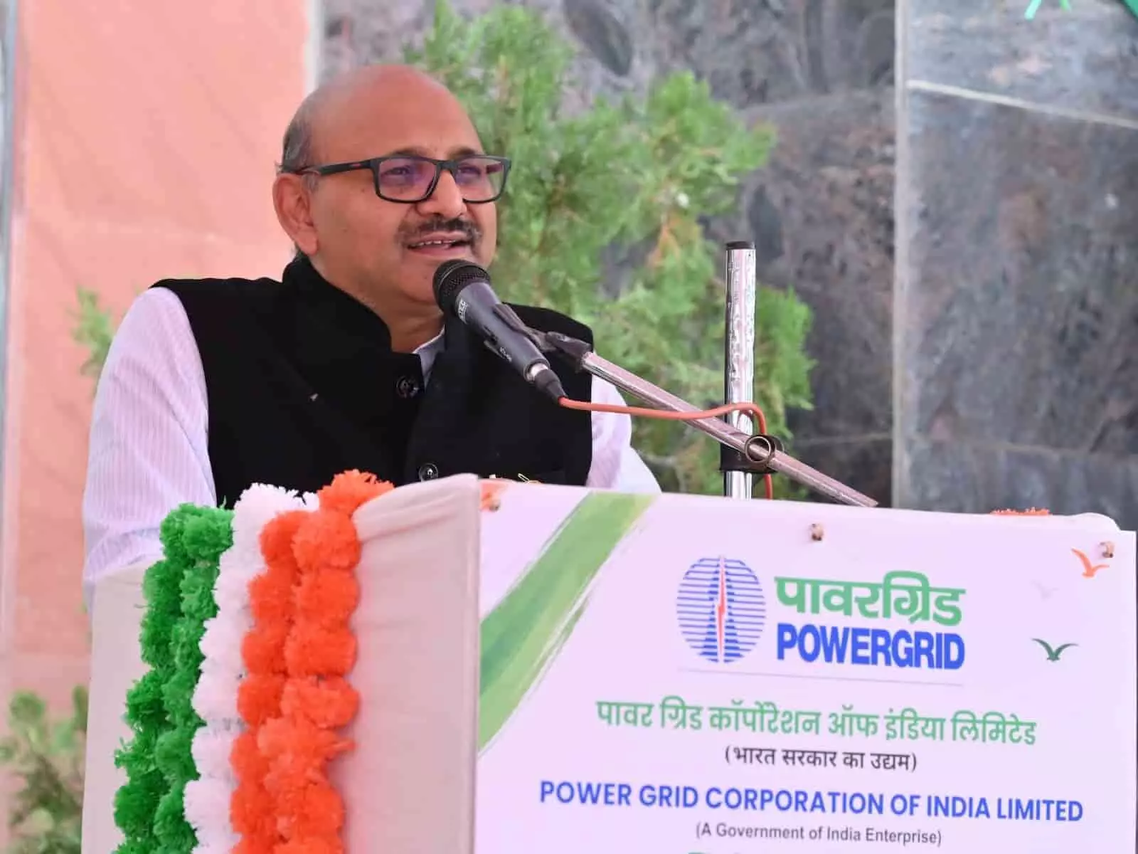 तस्वीर में पावरग्रिड के कार्यपालक निदेशक अभिनव वर्मा जयपुर मुख्यालय में भाषण देते दिख रहे हैं। तस्वीर में पावरग्रिड के कार्यपालक निदेशक अभिनव वर्मा जयपुर मुख्यालय में भाषण देते दिख रहे हैं।