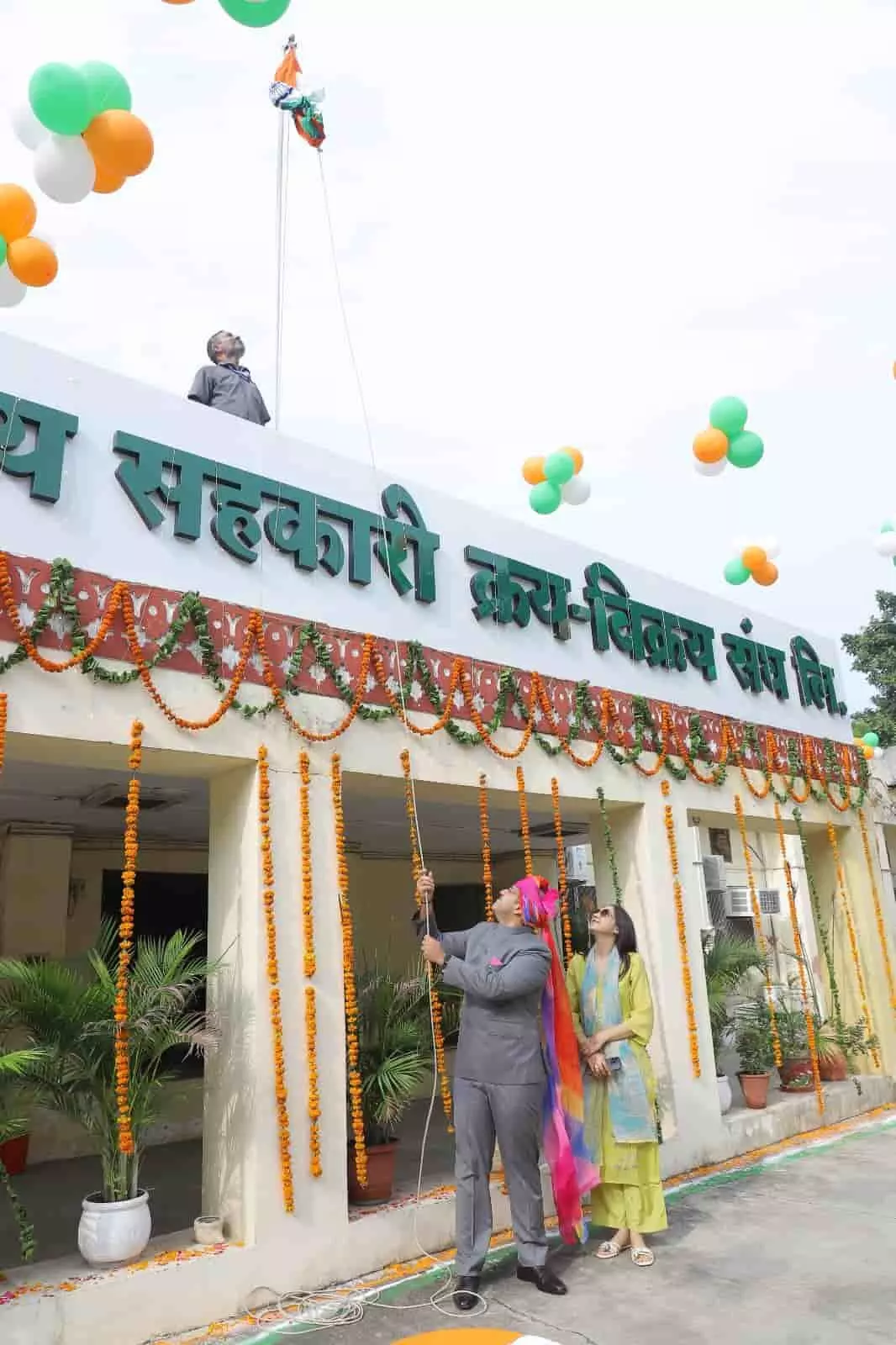 राजफेड कार्यालय के बाहर प्रबंध निदेशक सौरभ स्वामी स्वतंत्रता दिवस पर झंडारोहण करते हुए दिख रहे हैं। राजफेड कार्यालय के बाहर प्रबंध निदेशक सौरभ स्वामी स्वतंत्रता दिवस पर झंडारोहण करते हुए दिख रहे हैं।