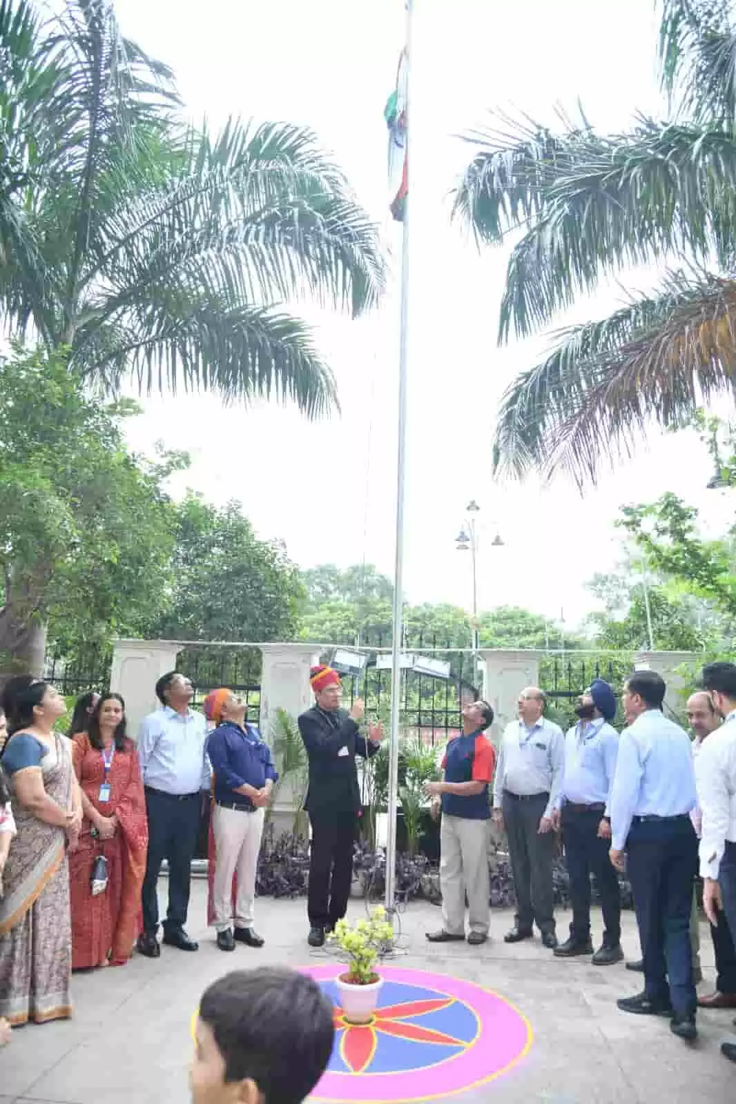 अपेक्स बैंक परिसर में स्वतंत्रता दिवस समारोह के दौरान ध्वजारोहण कार्यक्रम में उपस्थित अधिकारी और कर्मचारी। अपेक्स बैंक परिसर में स्वतंत्रता दिवस समारोह के दौरान ध्वजारोहण कार्यक्रम में उपस्थित अधिकारी और कर्मचारी।