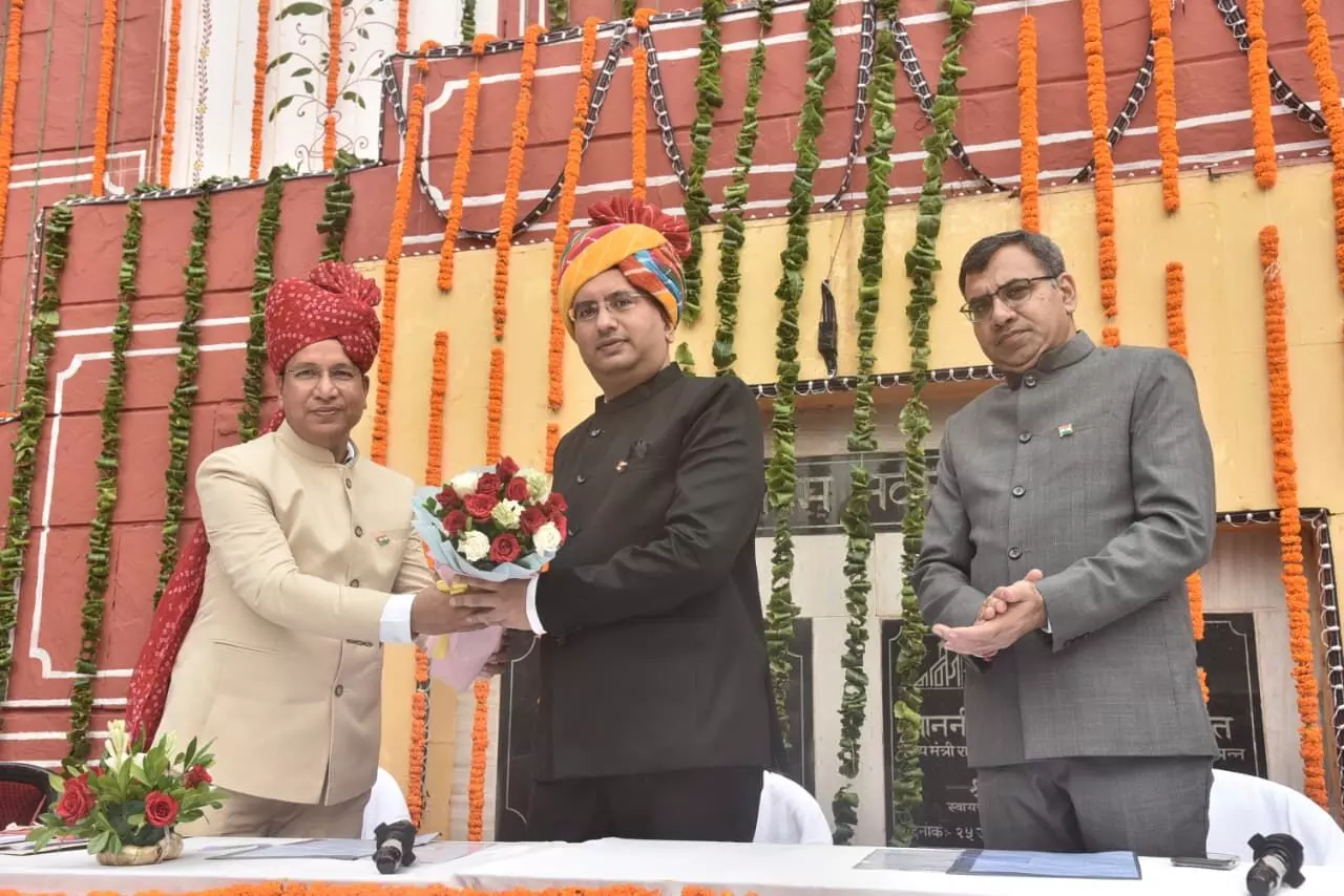 तस्वीर में नगर निगम मुख्यालय पर स्वतंत्रता दिवस समारोह के दौरान अधिकारी नजर आ रहे हैं। तस्वीर में नगर निगम मुख्यालय पर स्वतंत्रता दिवस समारोह के दौरान अधिकारी नजर आ रहे हैं।