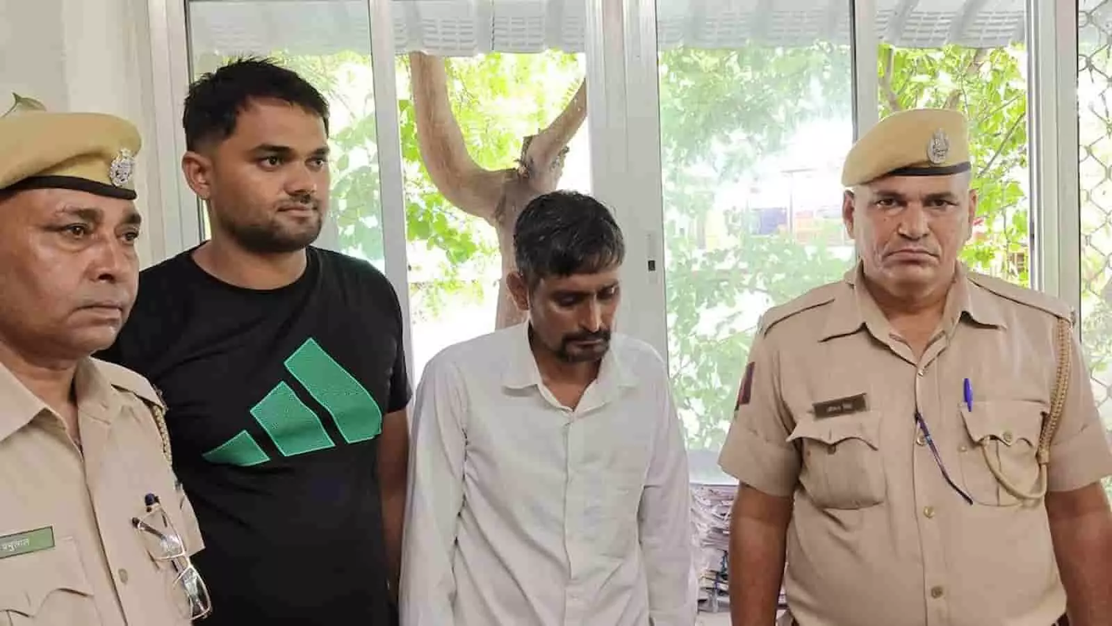तस्वीर में पुलिस सुरक्षा के बीच खड़े सजना देवी हत्याकांड के दो आरोपी नजर आ रहे हैं। तस्वीर में पुलिस सुरक्षा के बीच खड़े सजना देवी हत्याकांड के दो आरोपी नजर आ रहे हैं।