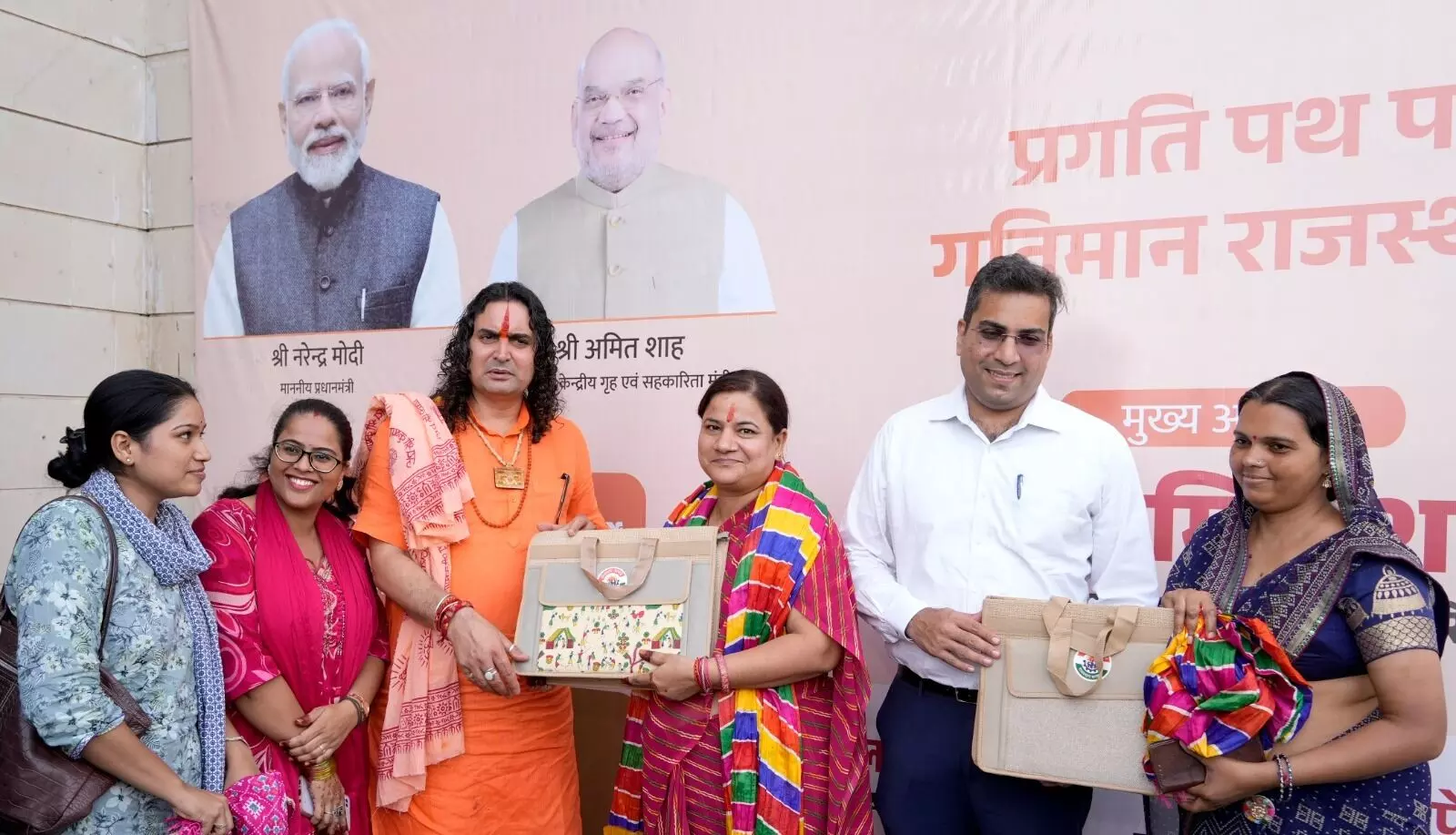 तस्वीर में जयपुर में आयोजित समारोह के दौरान विधायक और अधिकारी नवनियुक्त कार्मिकों को बैग और नियुक्ति-पत्र देते दिख रहे हैं। तस्वीर में जयपुर में आयोजित समारोह के दौरान विधायक और अधिकारी नवनियुक्त कार्मिकों को बैग और नियुक्ति-पत्र देते दिख रहे हैं।