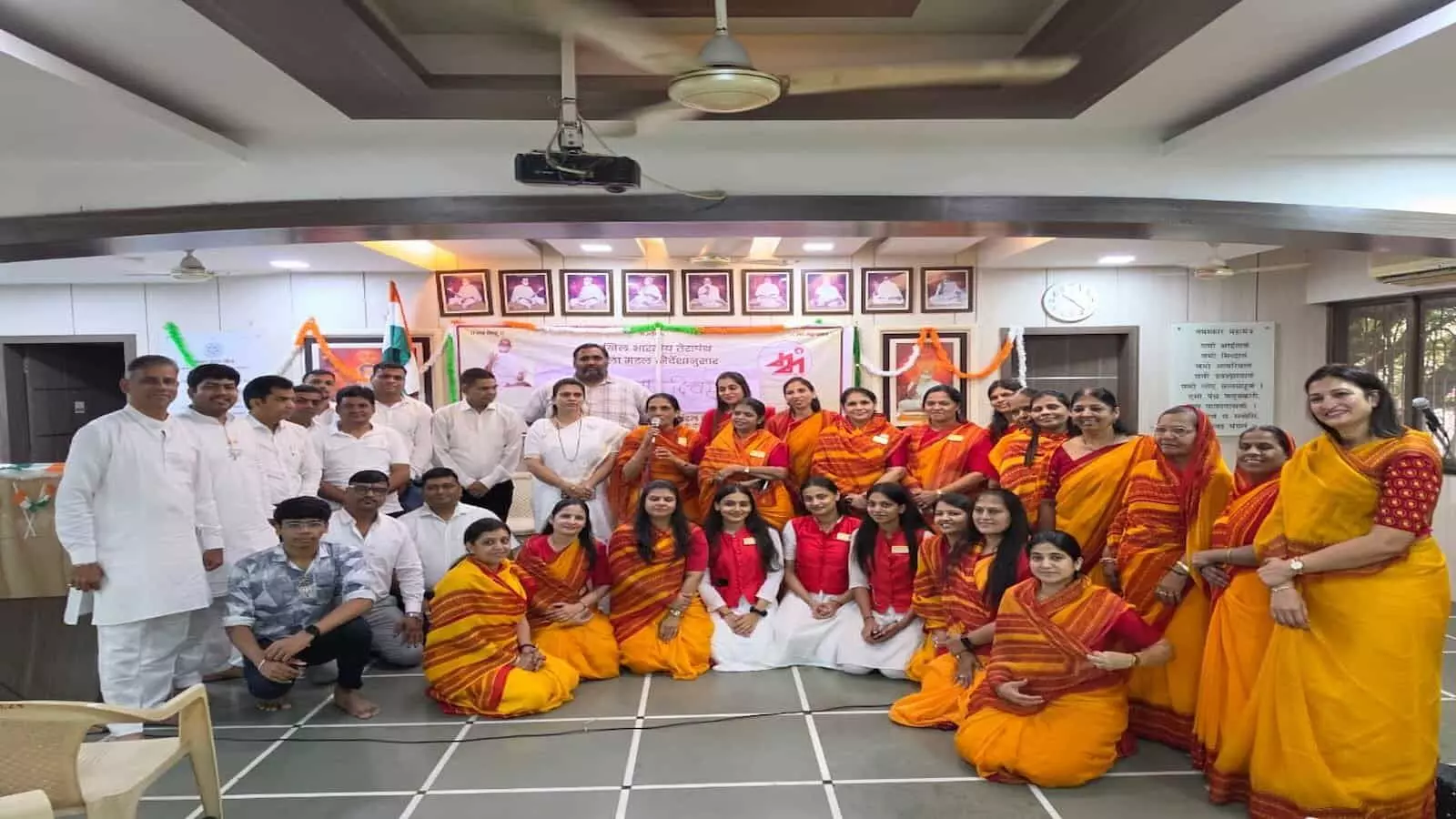 डोंबिवली के तेरापंथ भवन में स्वतंत्रता दिवस समारोह के दौरान उपस्थित महिला मंडल के सदस्य। डोंबिवली के तेरापंथ भवन में स्वतंत्रता दिवस समारोह के दौरान उपस्थित महिला मंडल के सदस्य।