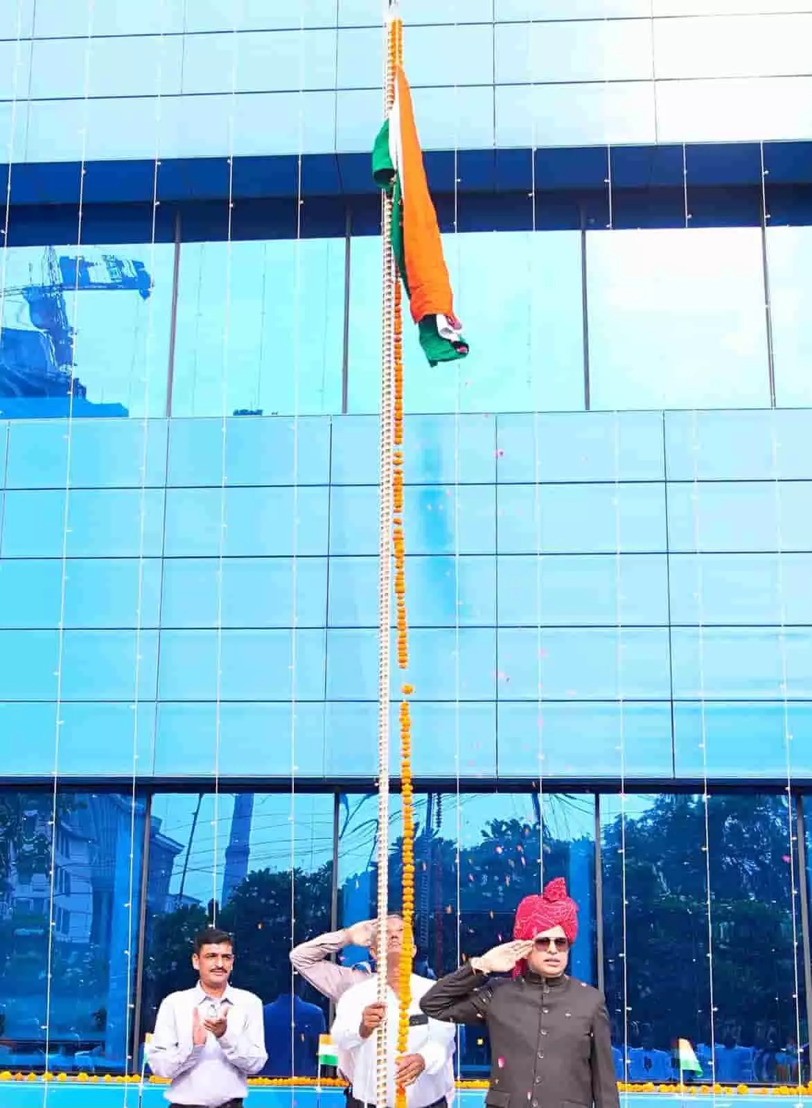 सूचना केंद्र जयपुर में ध्वजारोहण के दौरान राष्ट्रीय ध्वज को सलामी देते आयुक्त राकेश शर्मा। सूचना केंद्र जयपुर में ध्वजारोहण के दौरान राष्ट्रीय ध्वज को सलामी देते आयुक्त राकेश शर्मा।
